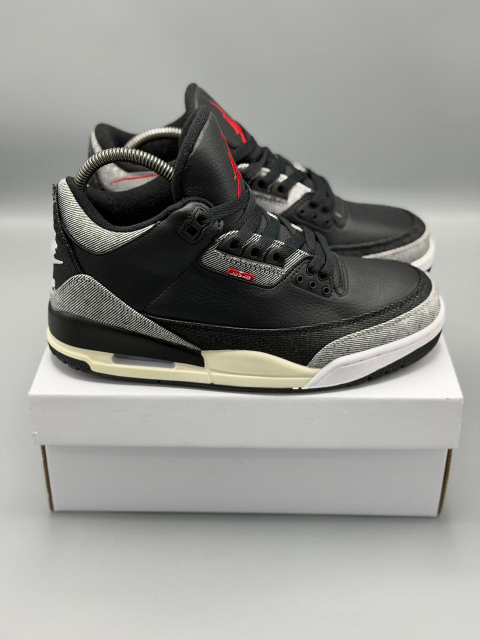 Air Jordan 3 – Negro / Gris Cemento / Rojo / Crema