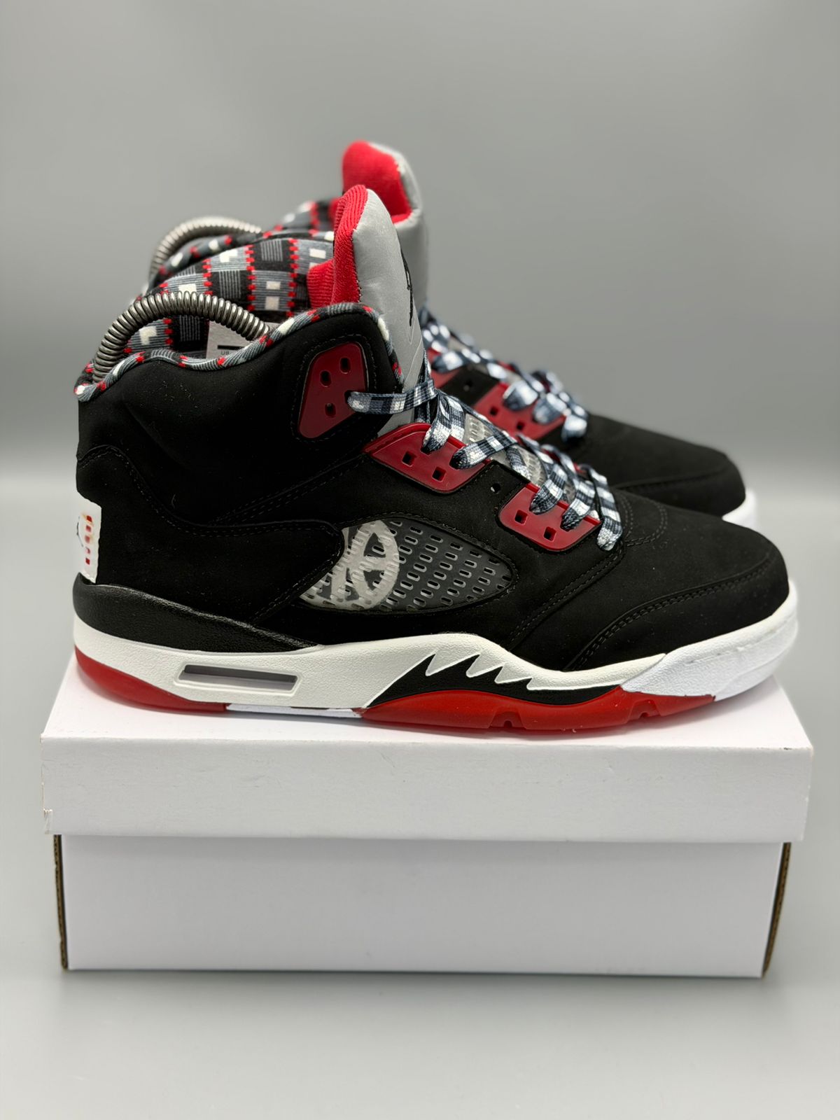 Jordan 5 Retro – Negro / Rojo / Blanco