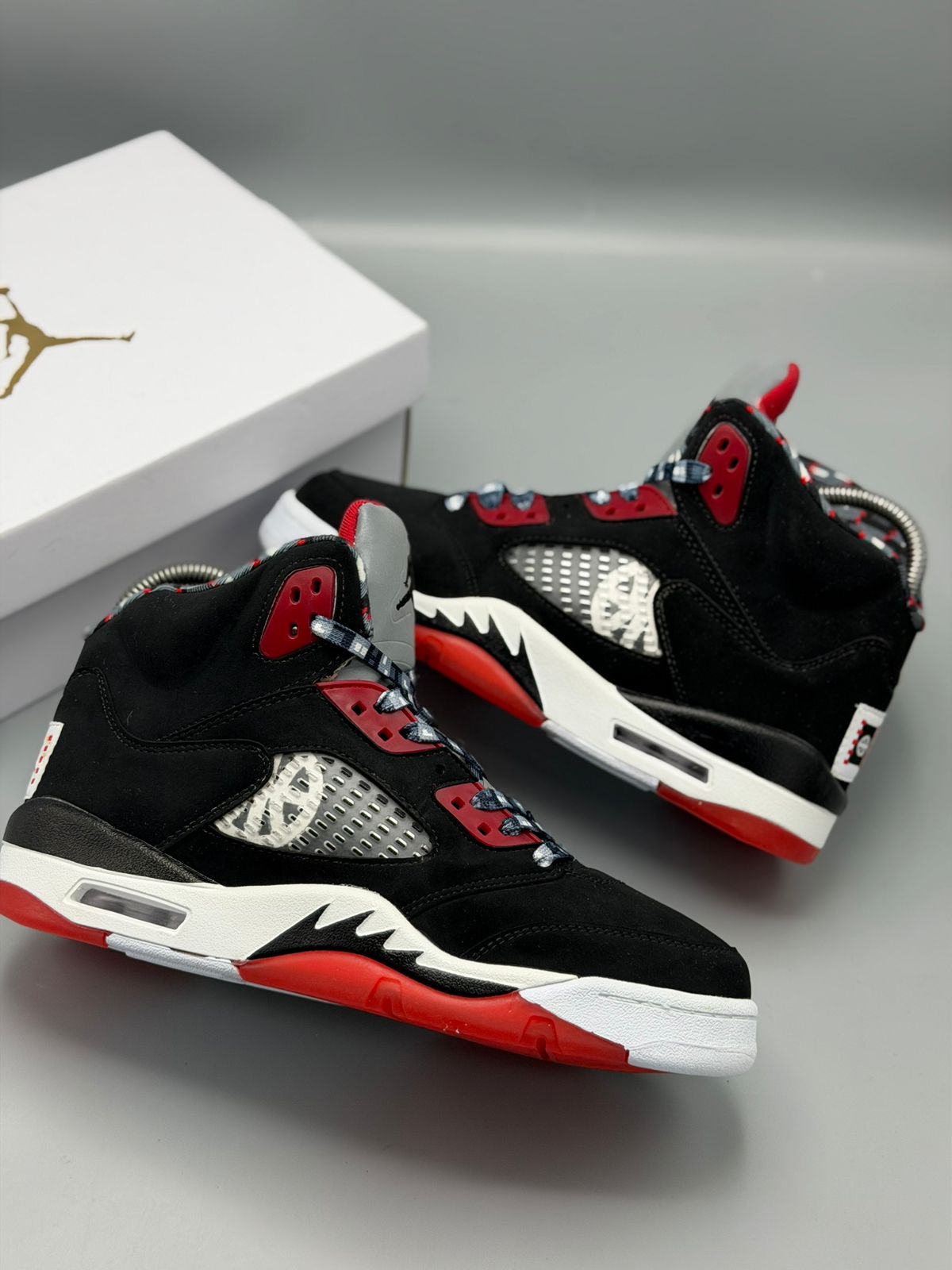 Jordan 5 Retro – Negro / Rojo / Blanco