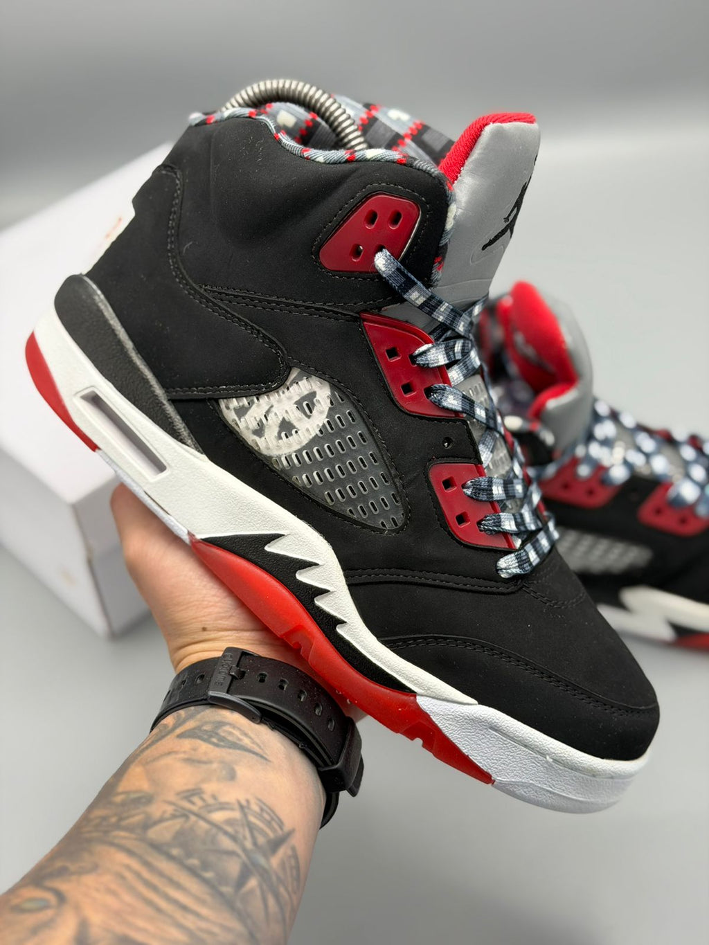Jordan 5 Retro – Negro / Rojo / Blanco
