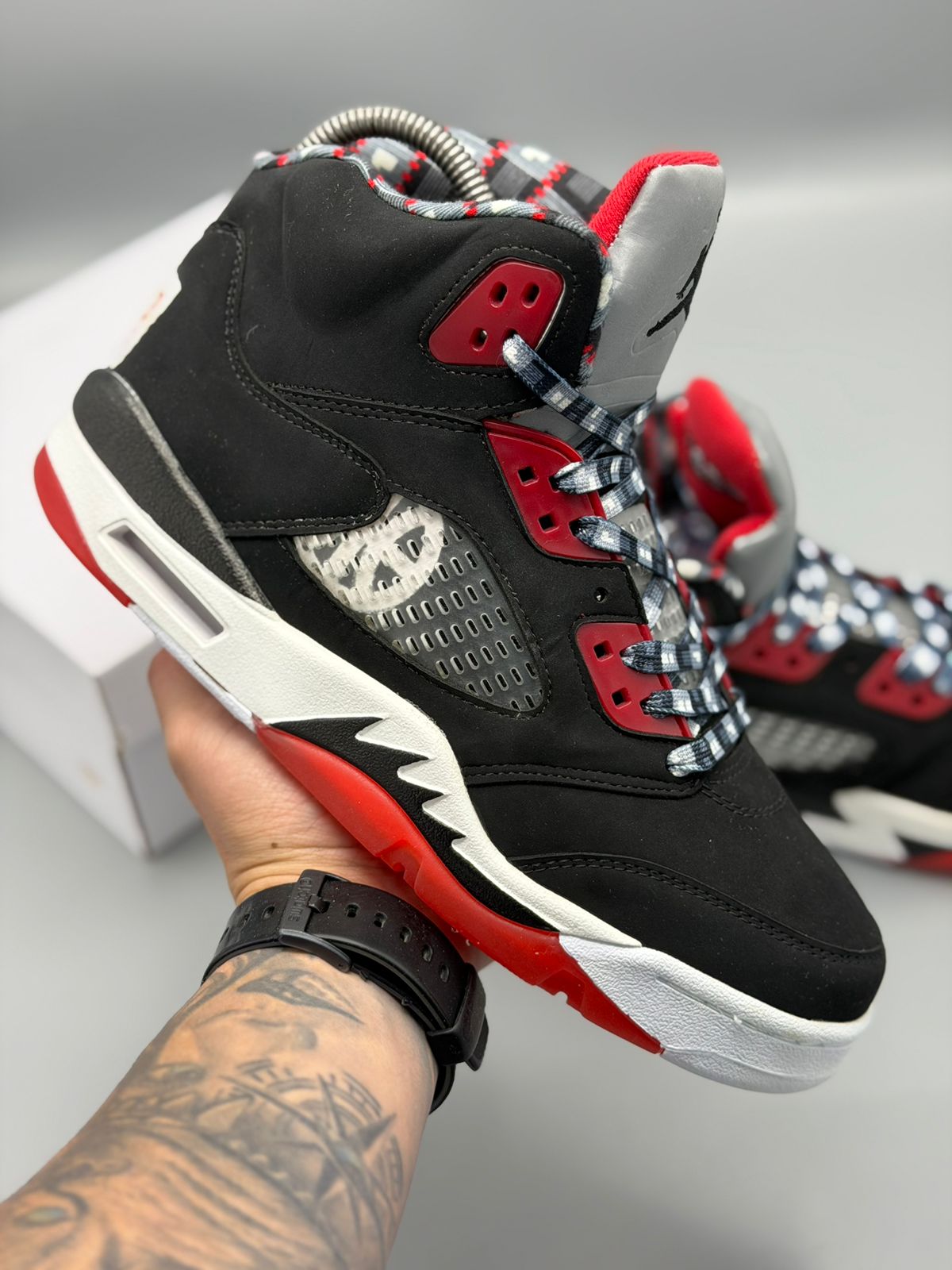 Jordan 5 Retro – Negro / Rojo / Blanco