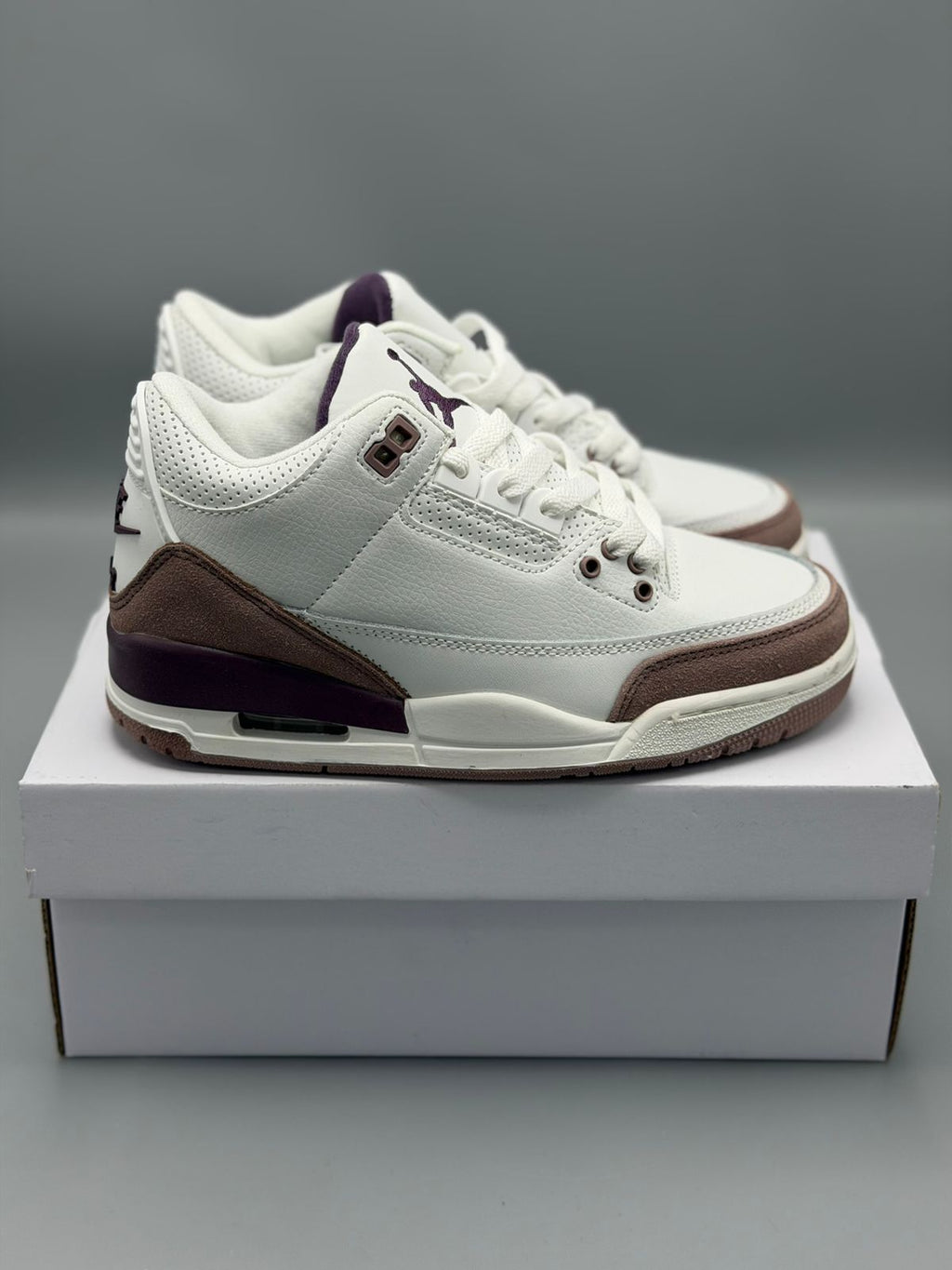 Air Jordan 3 – Blanco Hueso / Café / Morado Oscuro