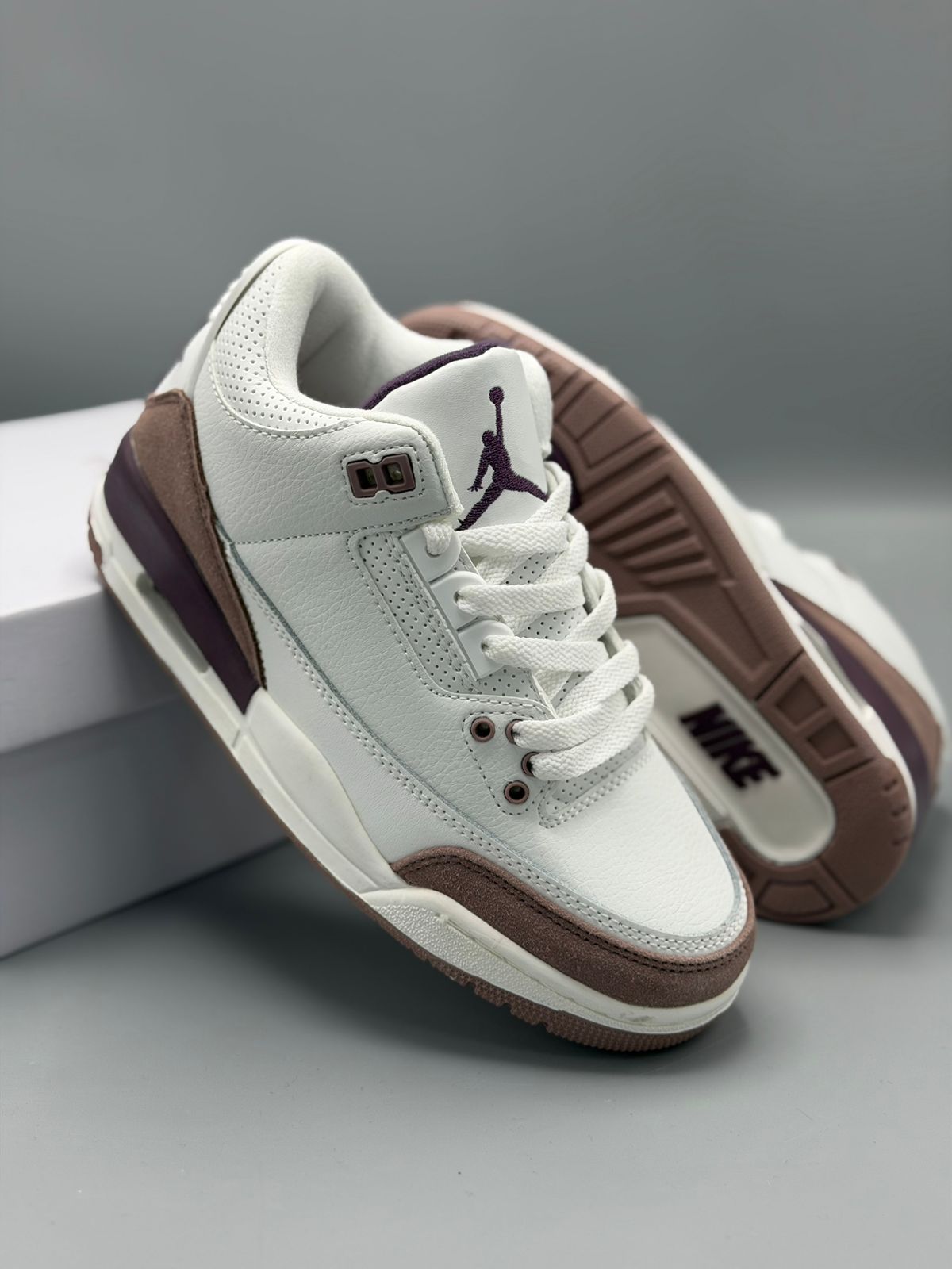 Air Jordan 3 – Blanco Hueso / Café / Morado Oscuro