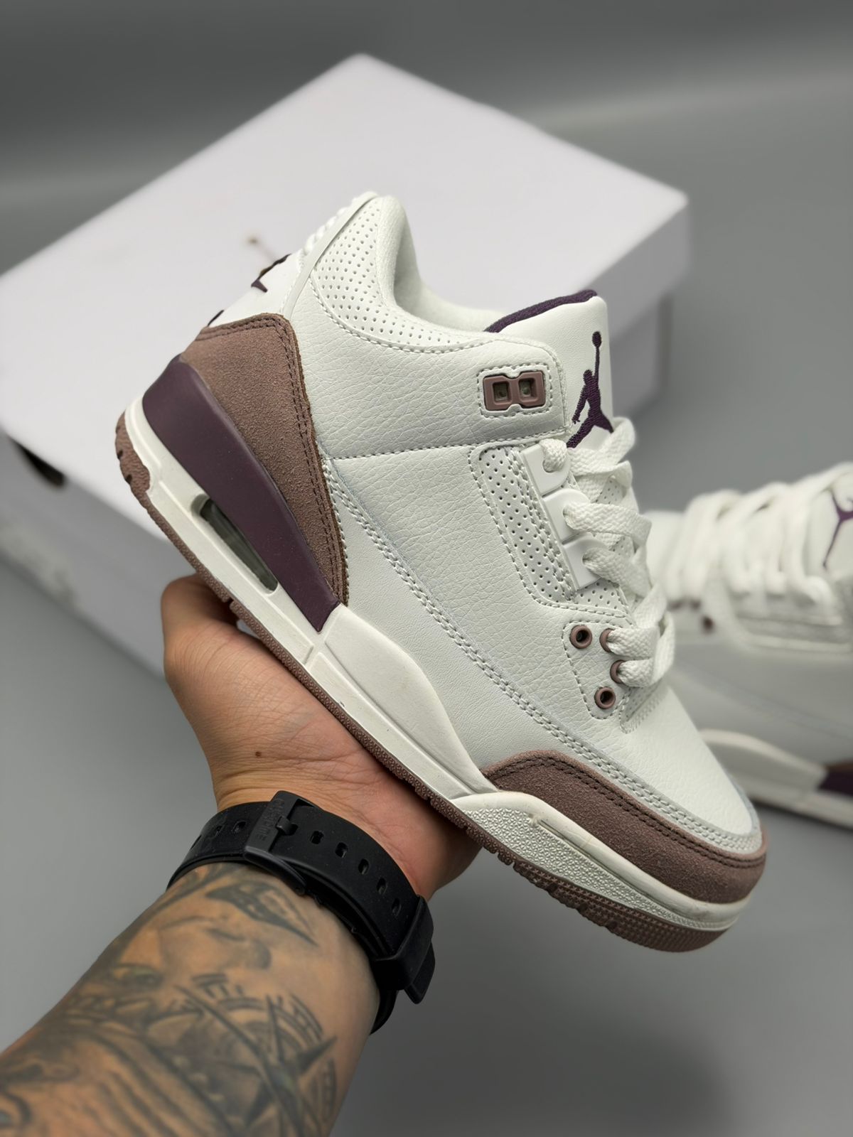 Air Jordan 3 – Blanco Hueso / Café / Morado Oscuro