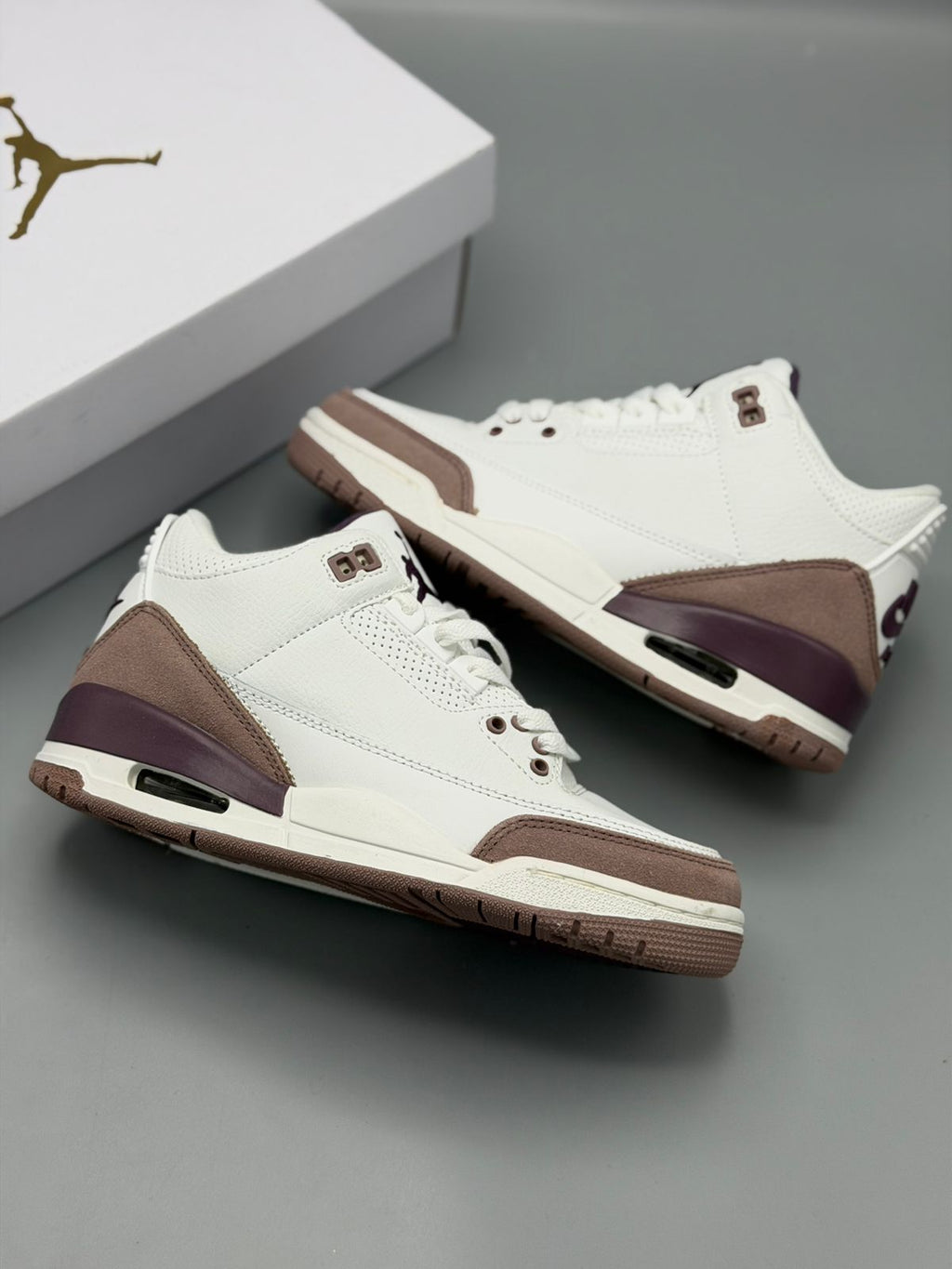Air Jordan 3 – Blanco Hueso / Café / Morado Oscuro