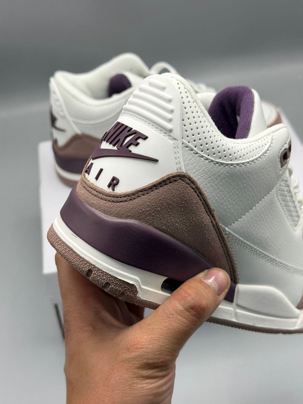 Air Jordan 3 – Blanco Hueso / Café / Morado Oscuro