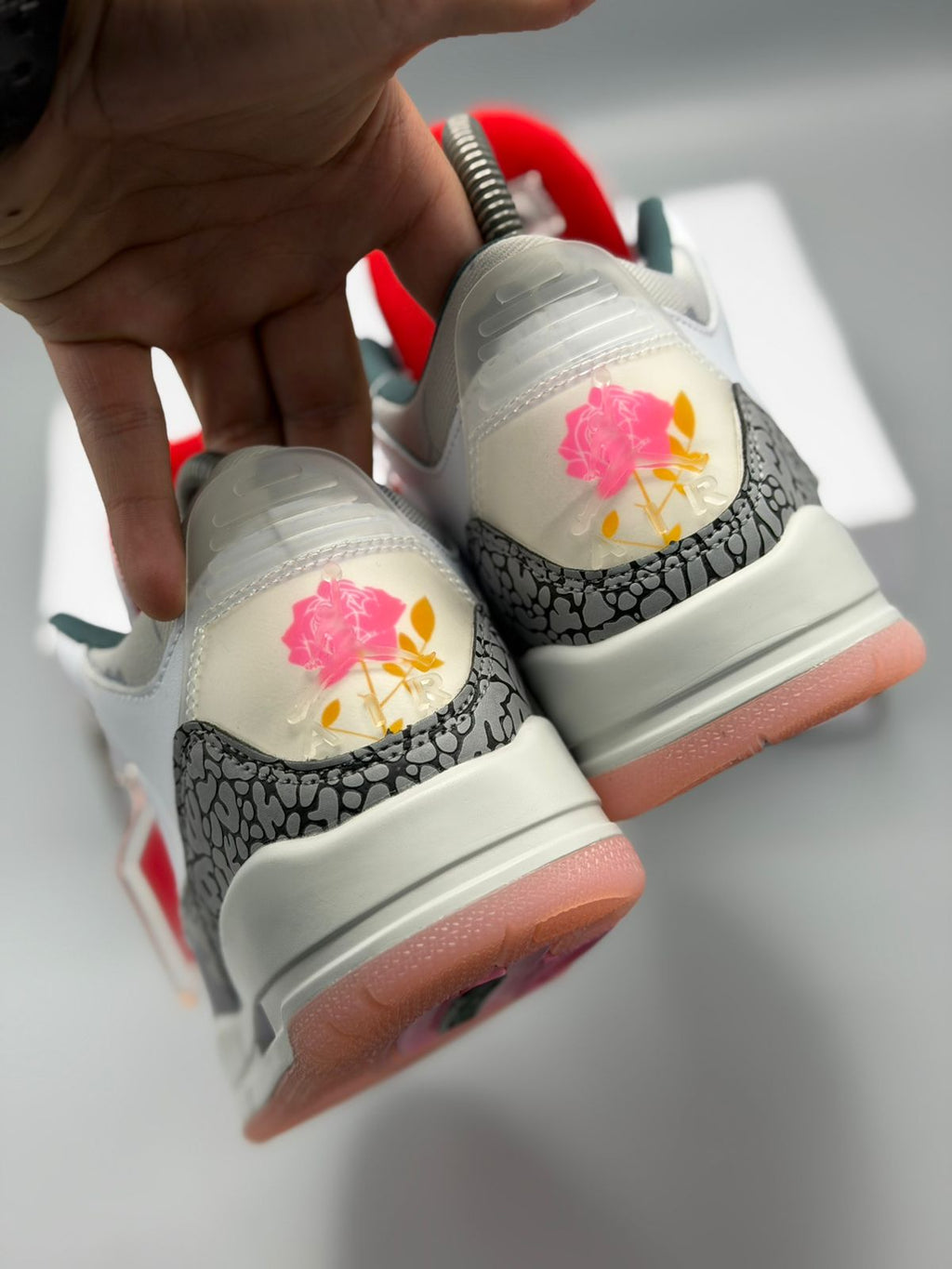 Air Jordan 3 – Blanco / Gris Cemento / Rojo