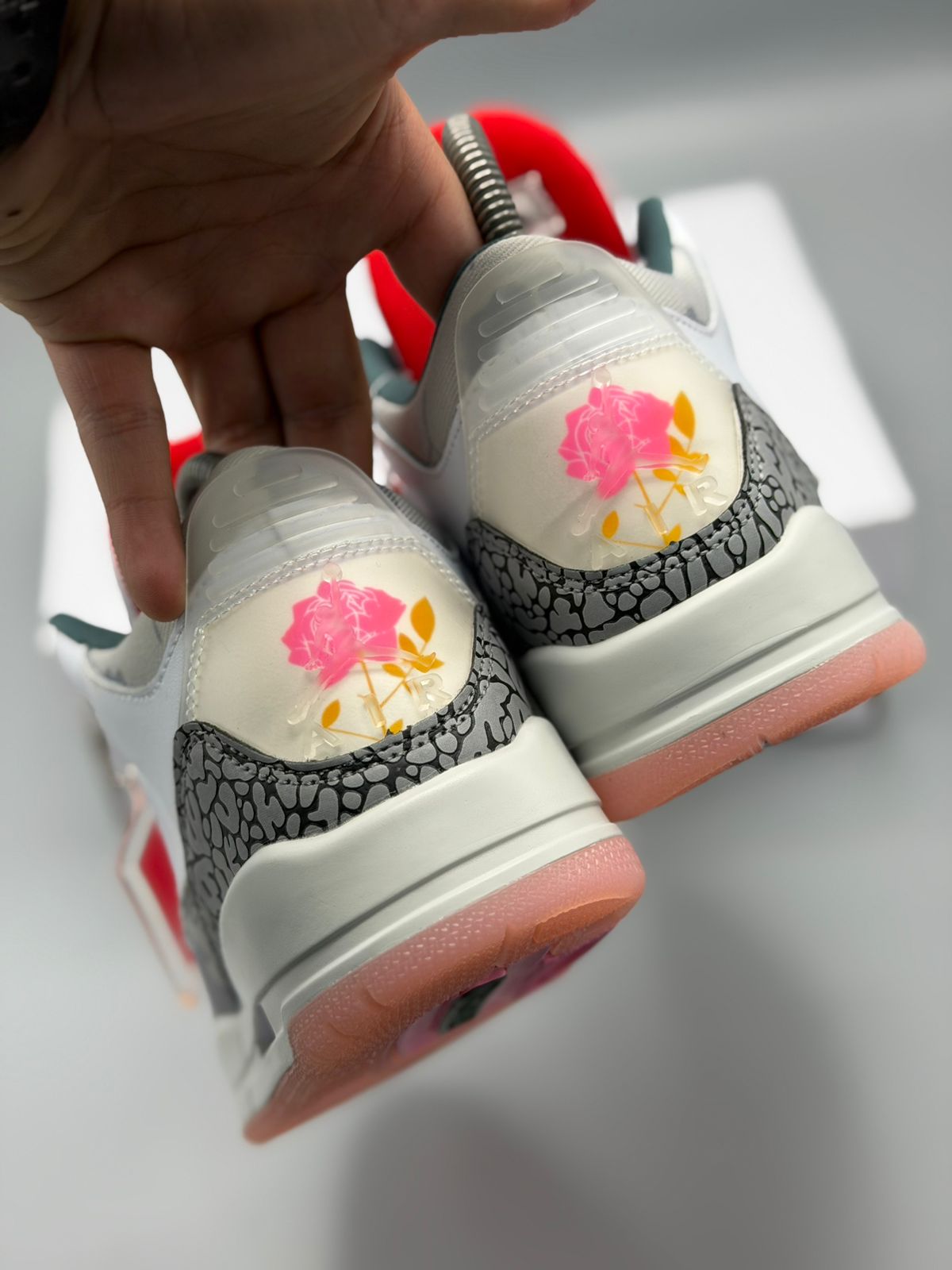 Air Jordan 3 – Blanco / Gris Cemento / Rojo