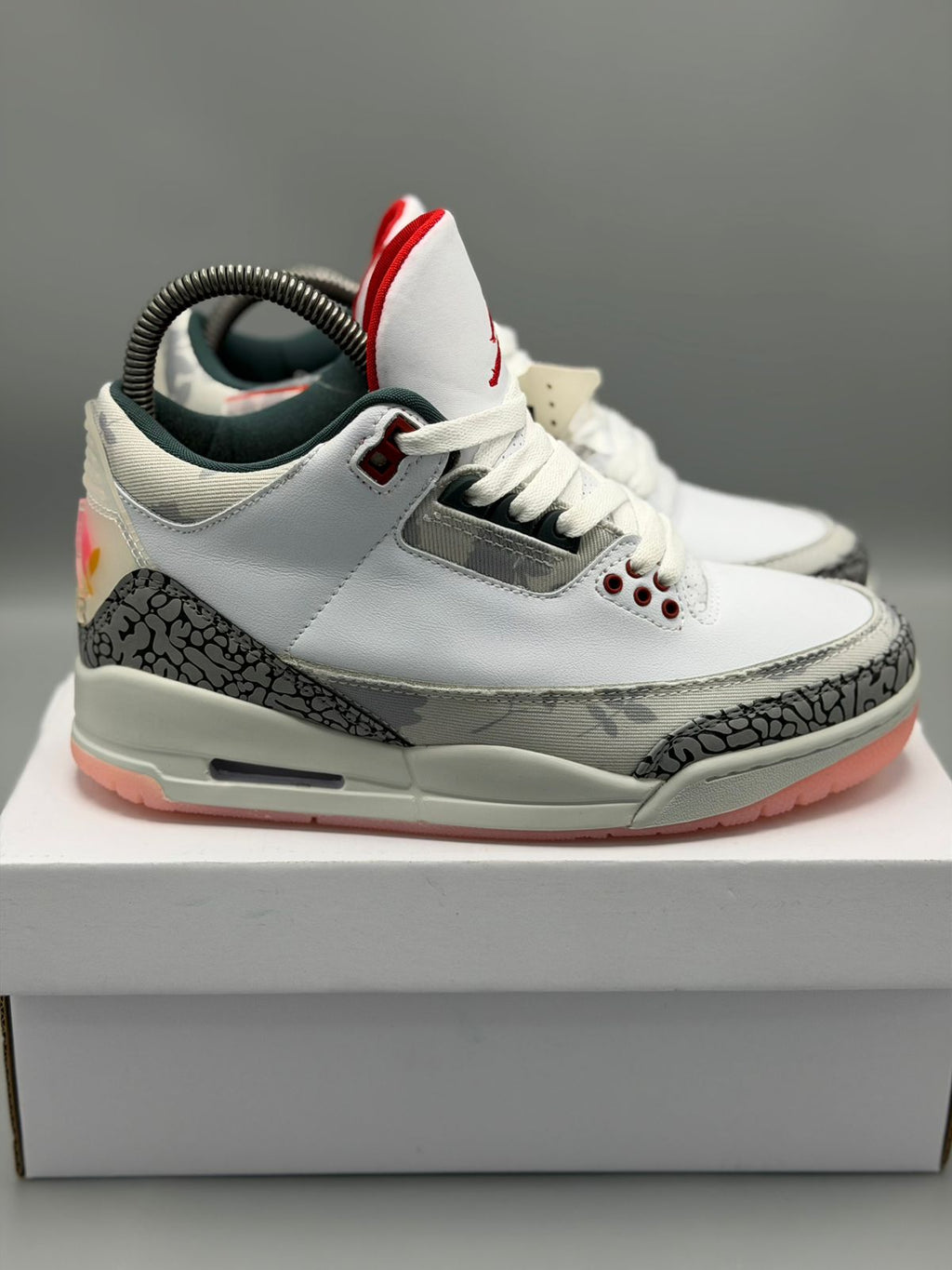 Air Jordan 3 – Blanco / Gris Cemento / Rojo