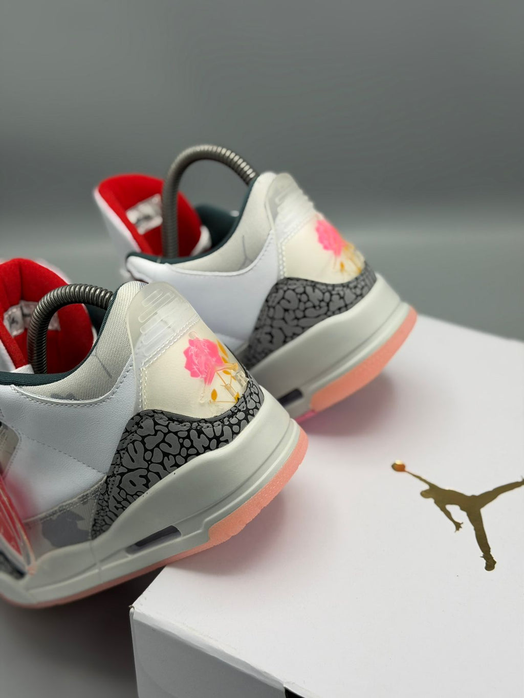 Air Jordan 3 – Blanco / Gris Cemento / Rojo