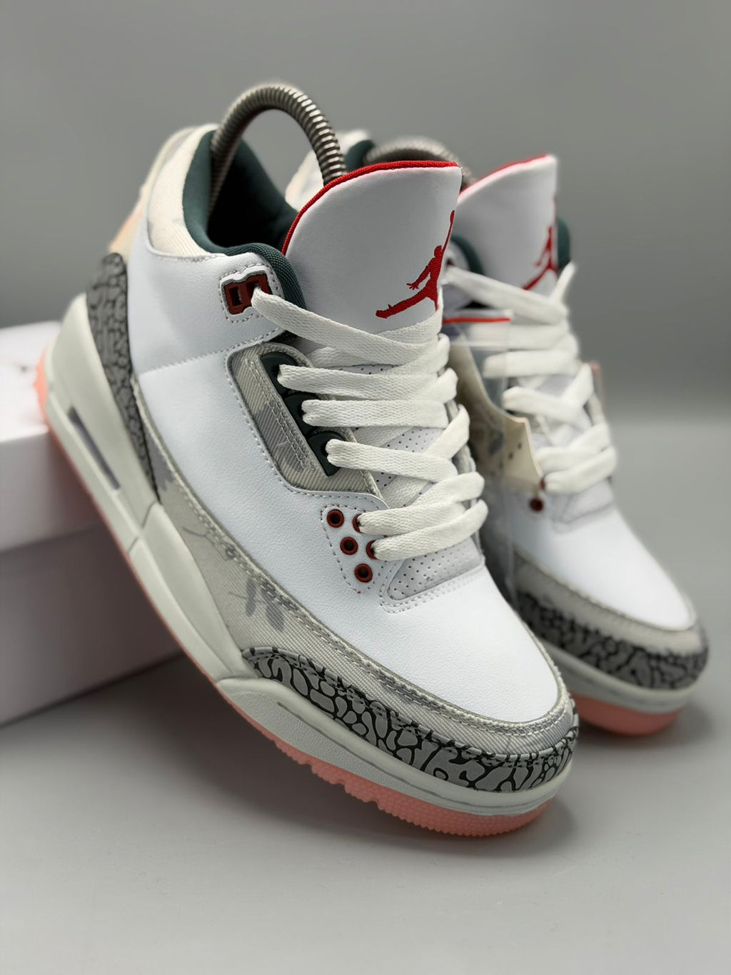 Air Jordan 3 – Blanco / Gris Cemento / Rojo