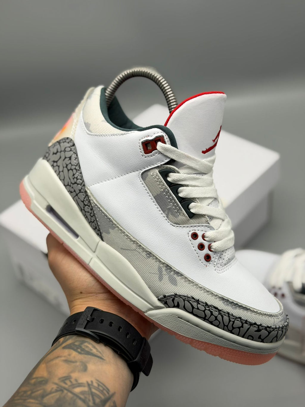 Air Jordan 3 – Blanco / Gris Cemento / Rojo