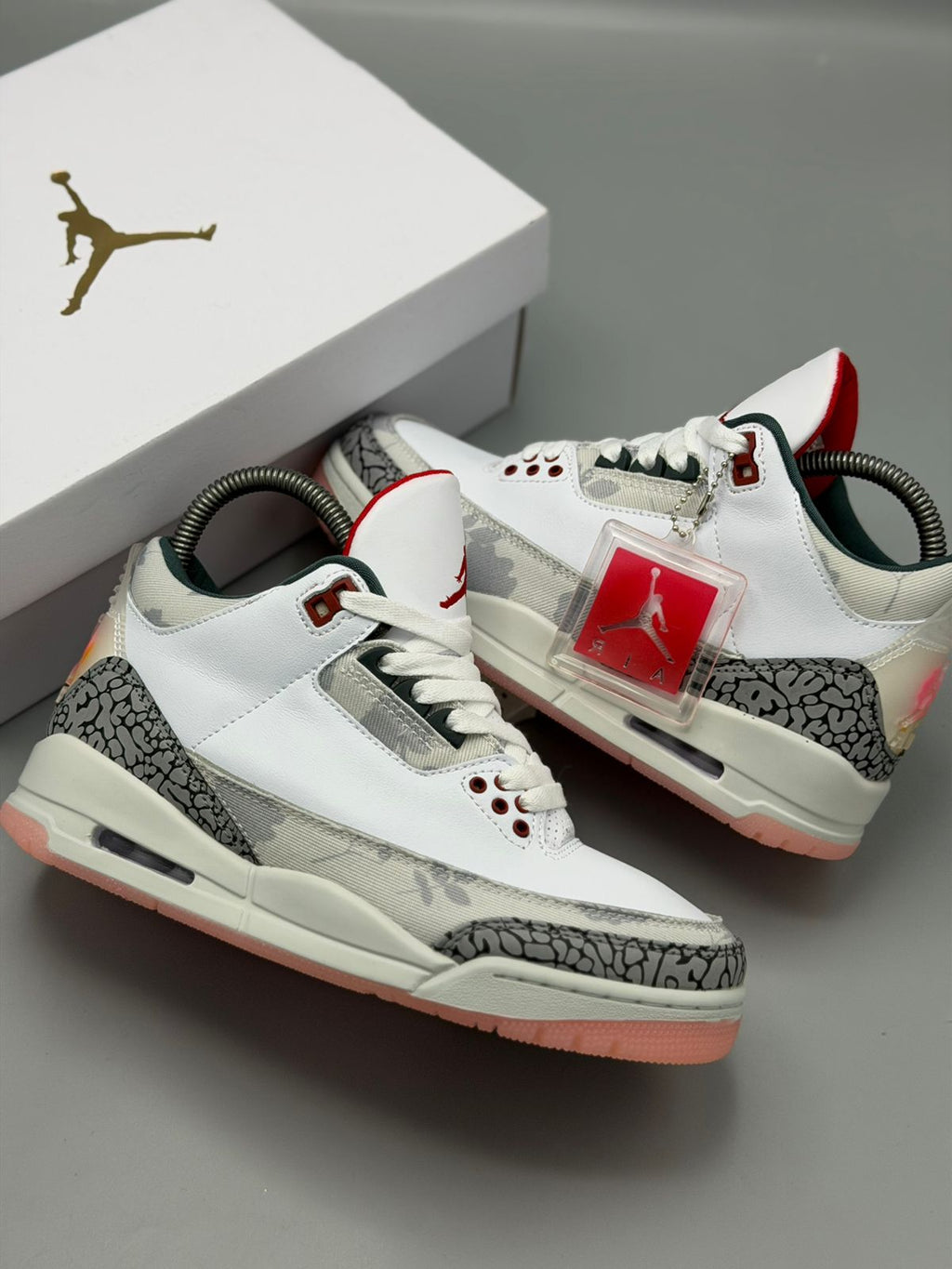 Air Jordan 3 – Blanco / Gris Cemento / Rojo