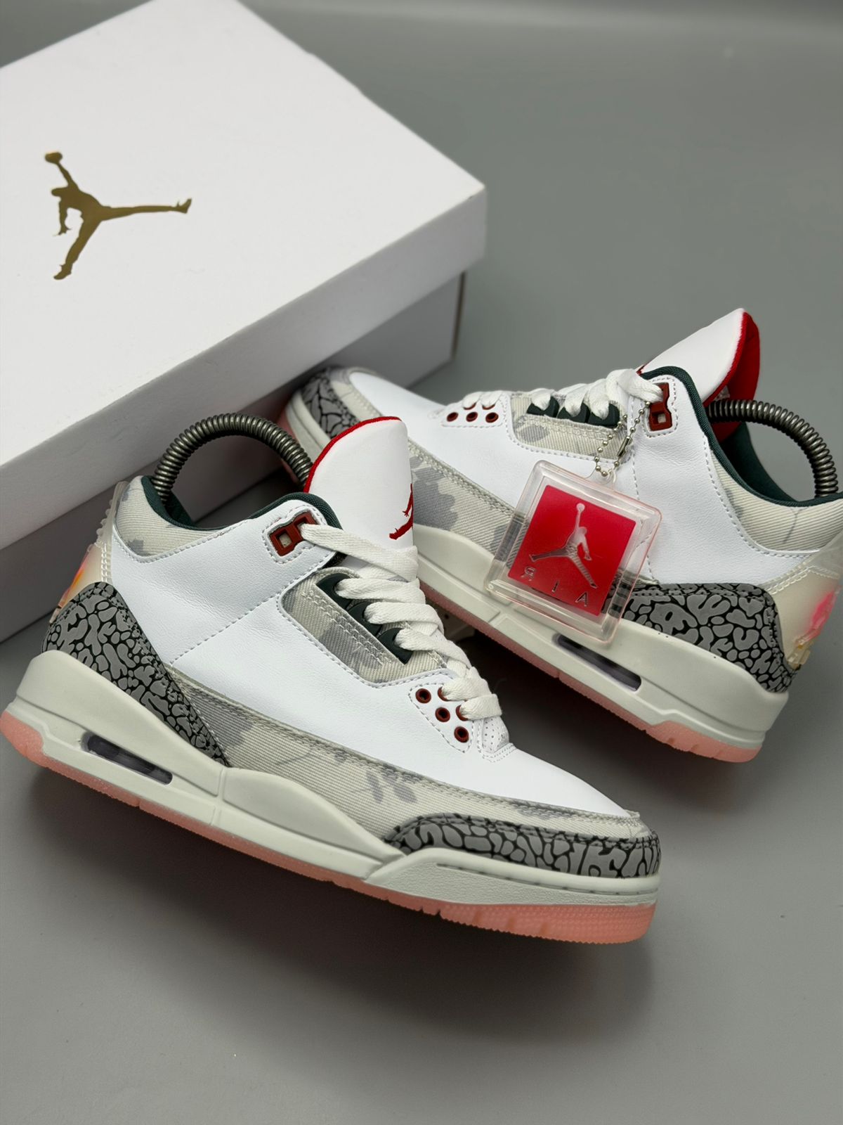 Air Jordan 3 – Blanco / Gris Cemento / Rojo