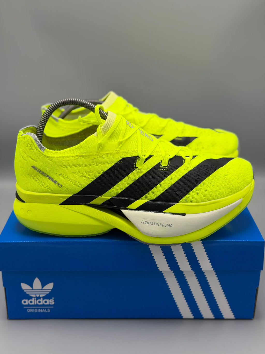 Adidas Adizero Prime X3 – Amarillo Neón / Negro y Rojo / Azul Eléctrico