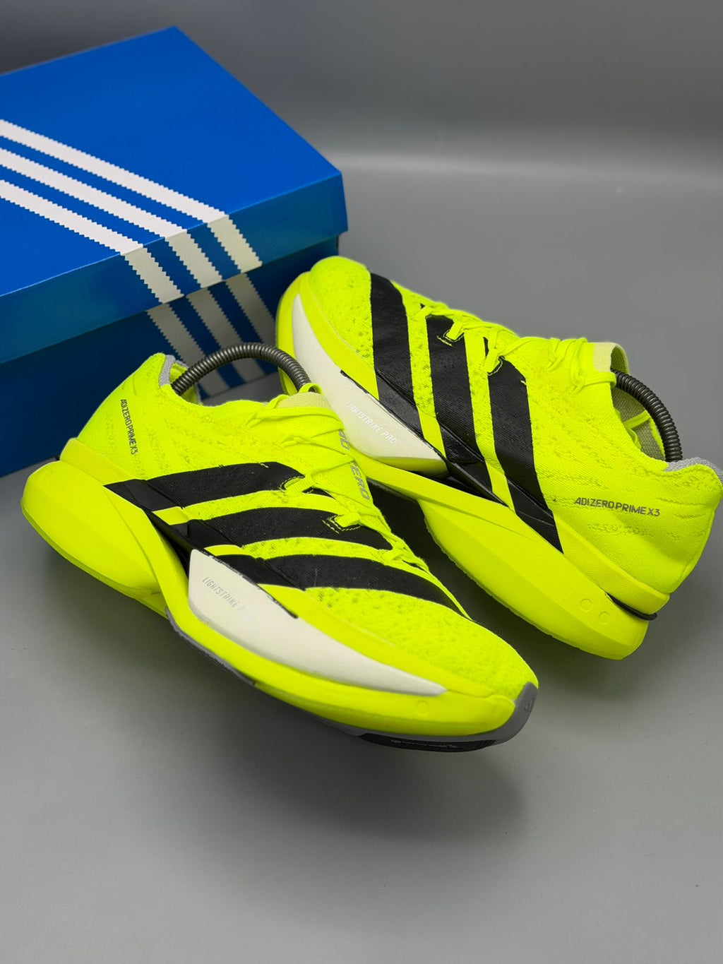 Adidas Adizero Prime X3 – Amarillo Neón / Negro y Rojo / Azul Eléctrico