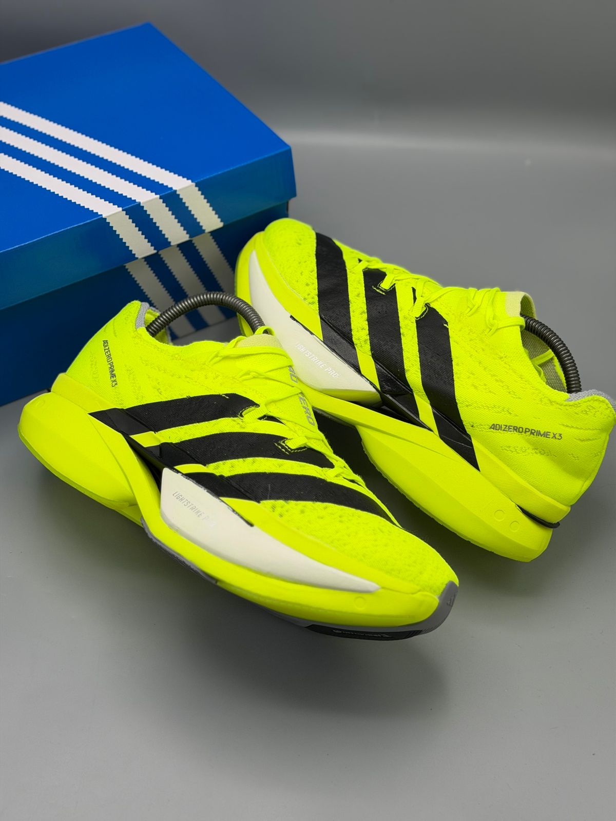 Adidas Adizero Prime X3 – Amarillo Neón / Negro y Rojo / Azul Eléctrico