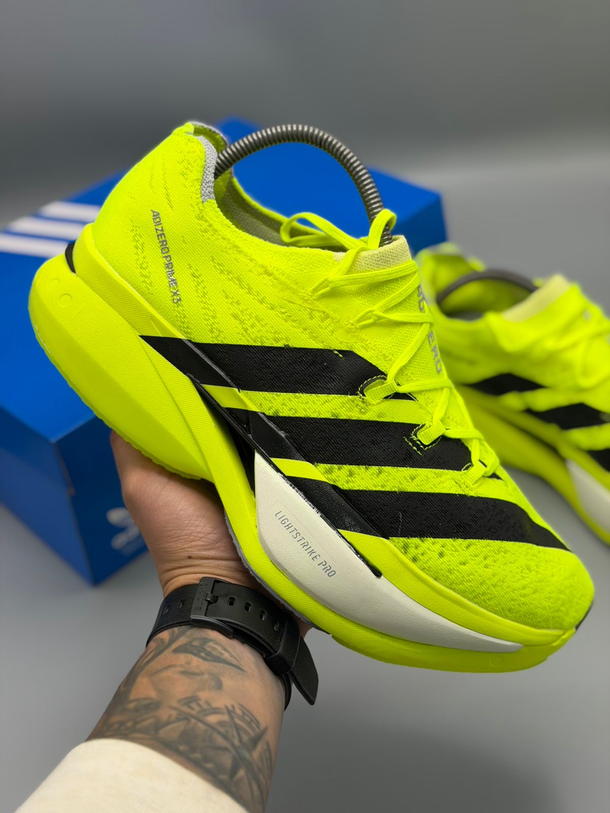 Adidas Adizero Prime X3 – Amarillo Neón / Negro y Rojo / Azul Eléctrico
