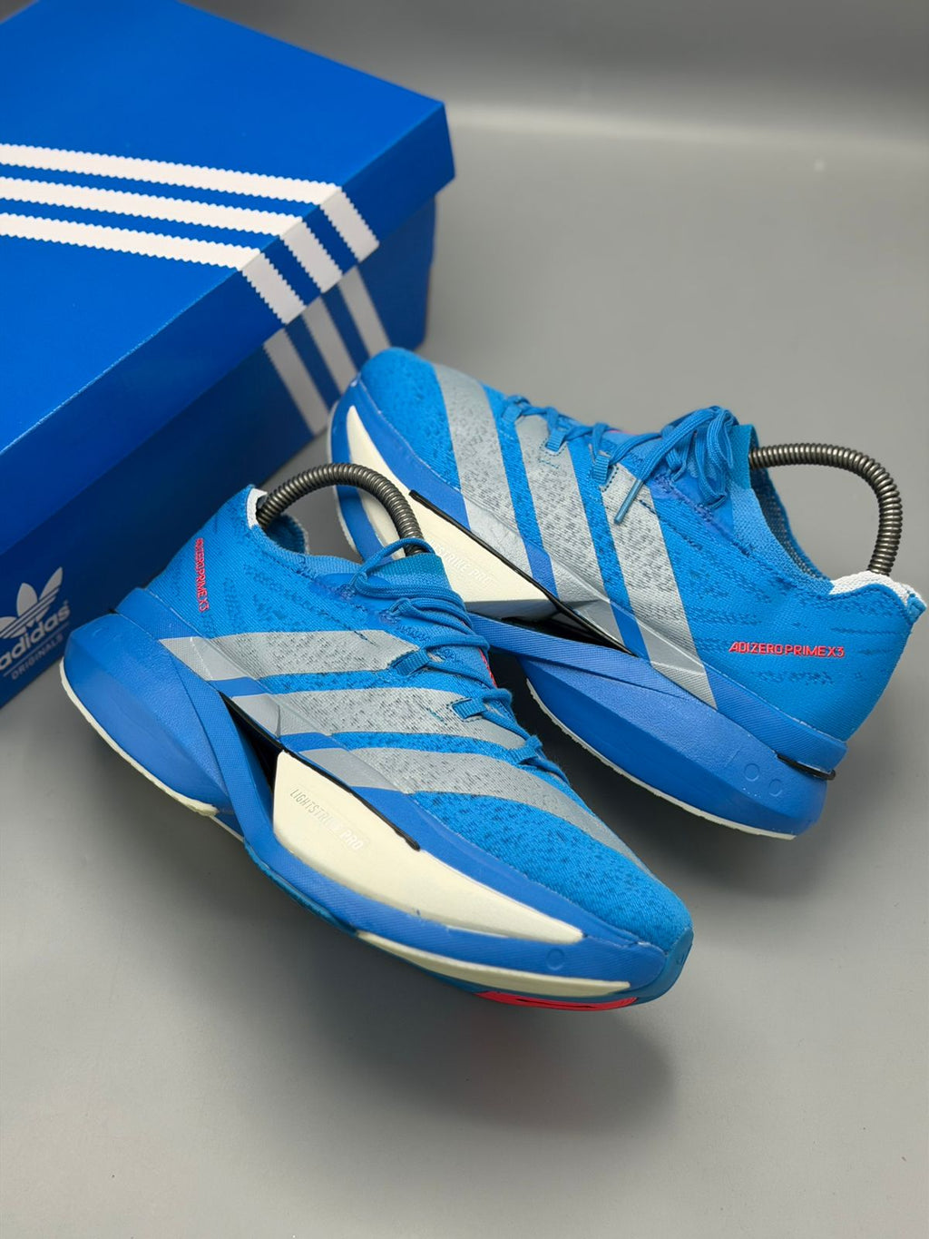 Adidas Adizero Prime X3 – Amarillo Neón / Negro y Rojo / Azul Eléctrico