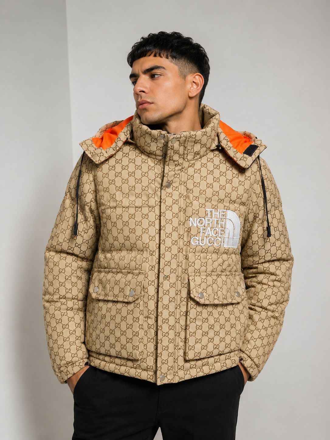 Chaqueta Gucci x The North Face Puffer Monogram – Beige / Café / Naranja