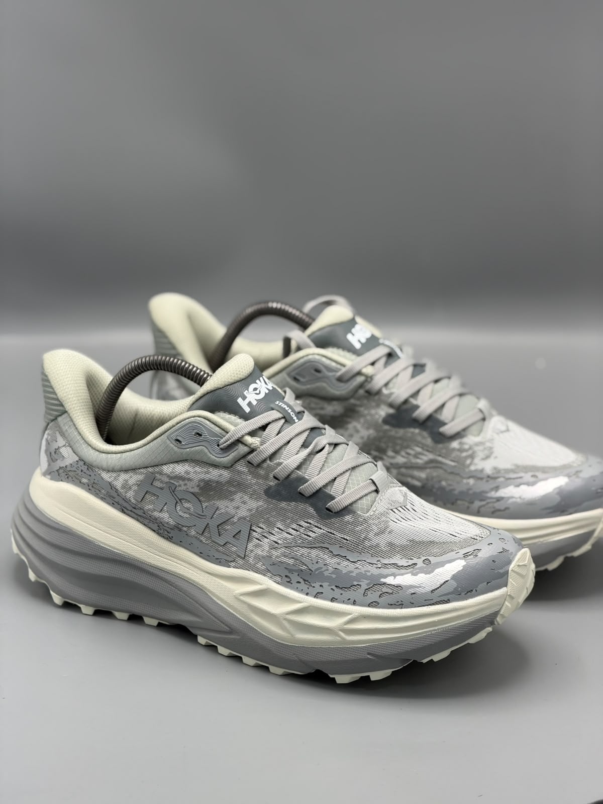 HOKA Mafate X – Gris Claro / Gris / Crema