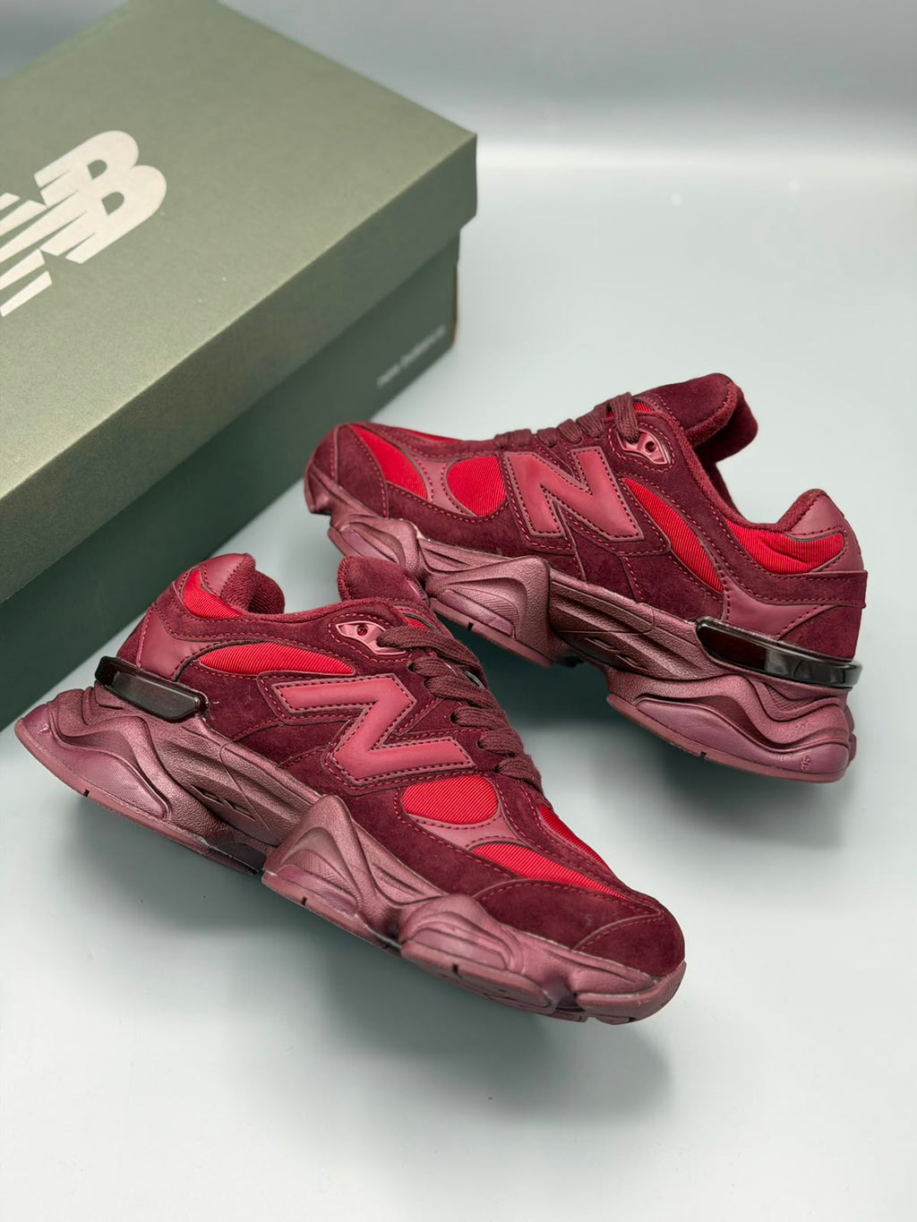 New Balance 9060 – Vinotinto / Rojo