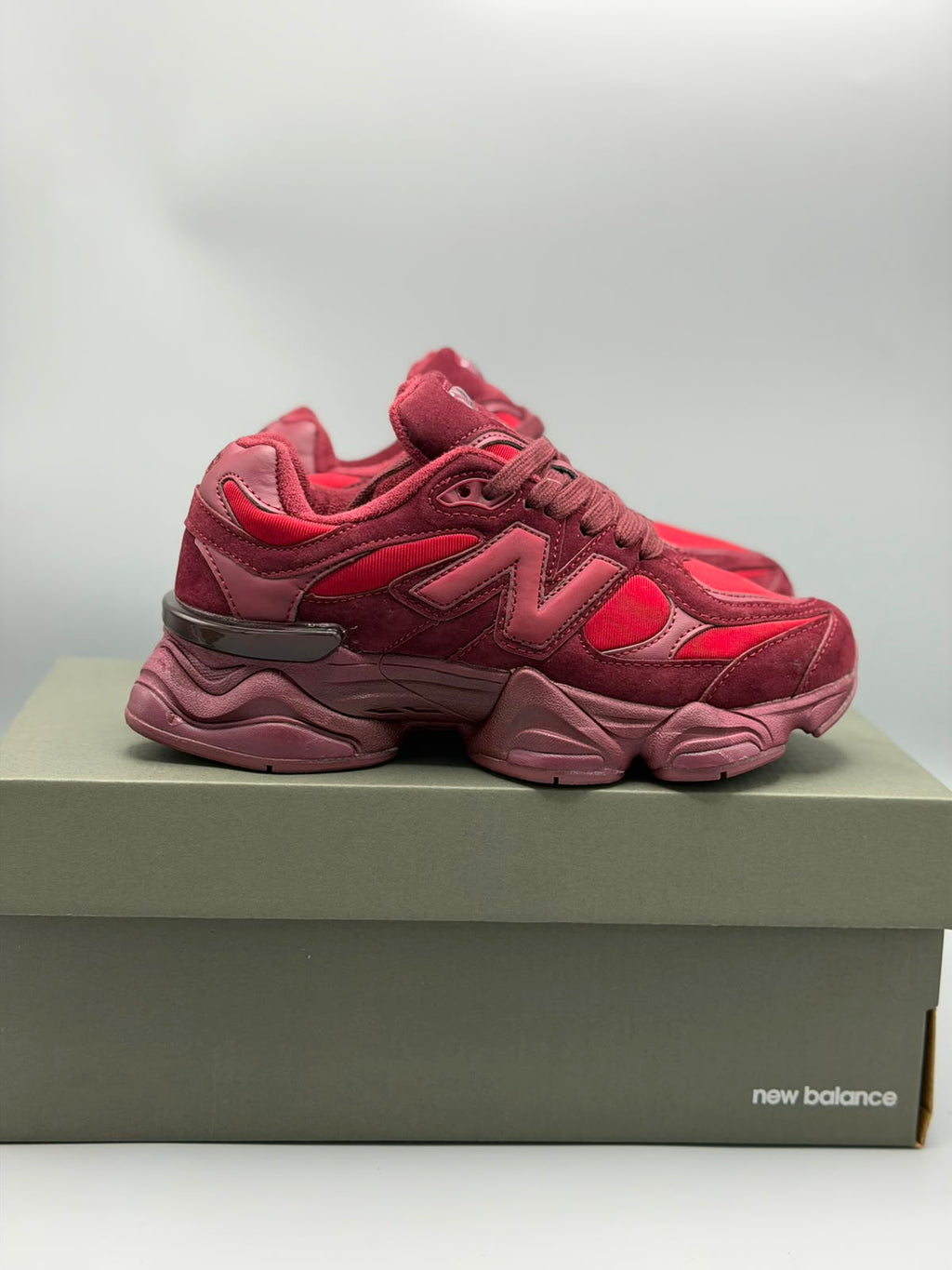 New Balance 9060 – Vinotinto / Rojo