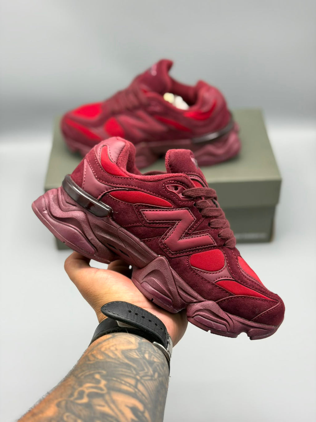 New Balance 9060 – Vinotinto / Rojo