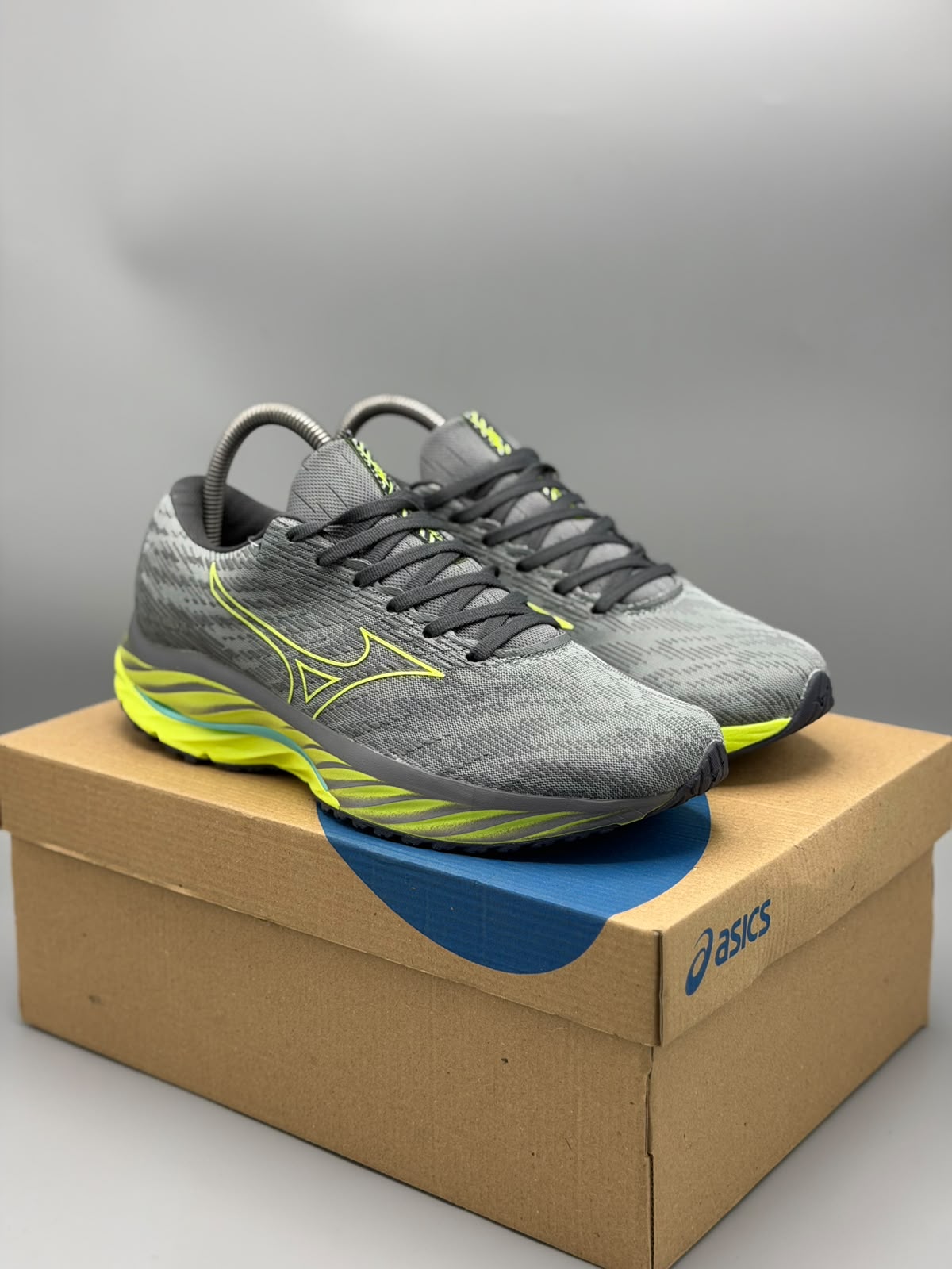 Mizuno Wave Rider 26 – Azul con Naranja / Gris con Amarillo Neón / Crema con Negro