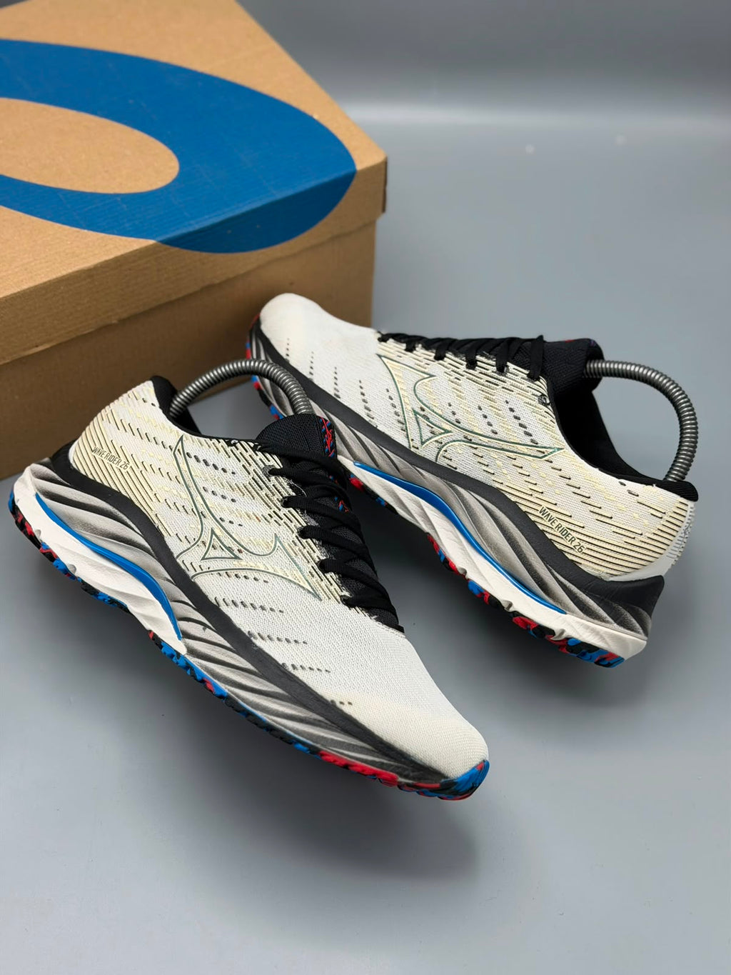 Mizuno Wave Rider 26 – Azul con Naranja / Gris con Amarillo Neón / Crema con Negro