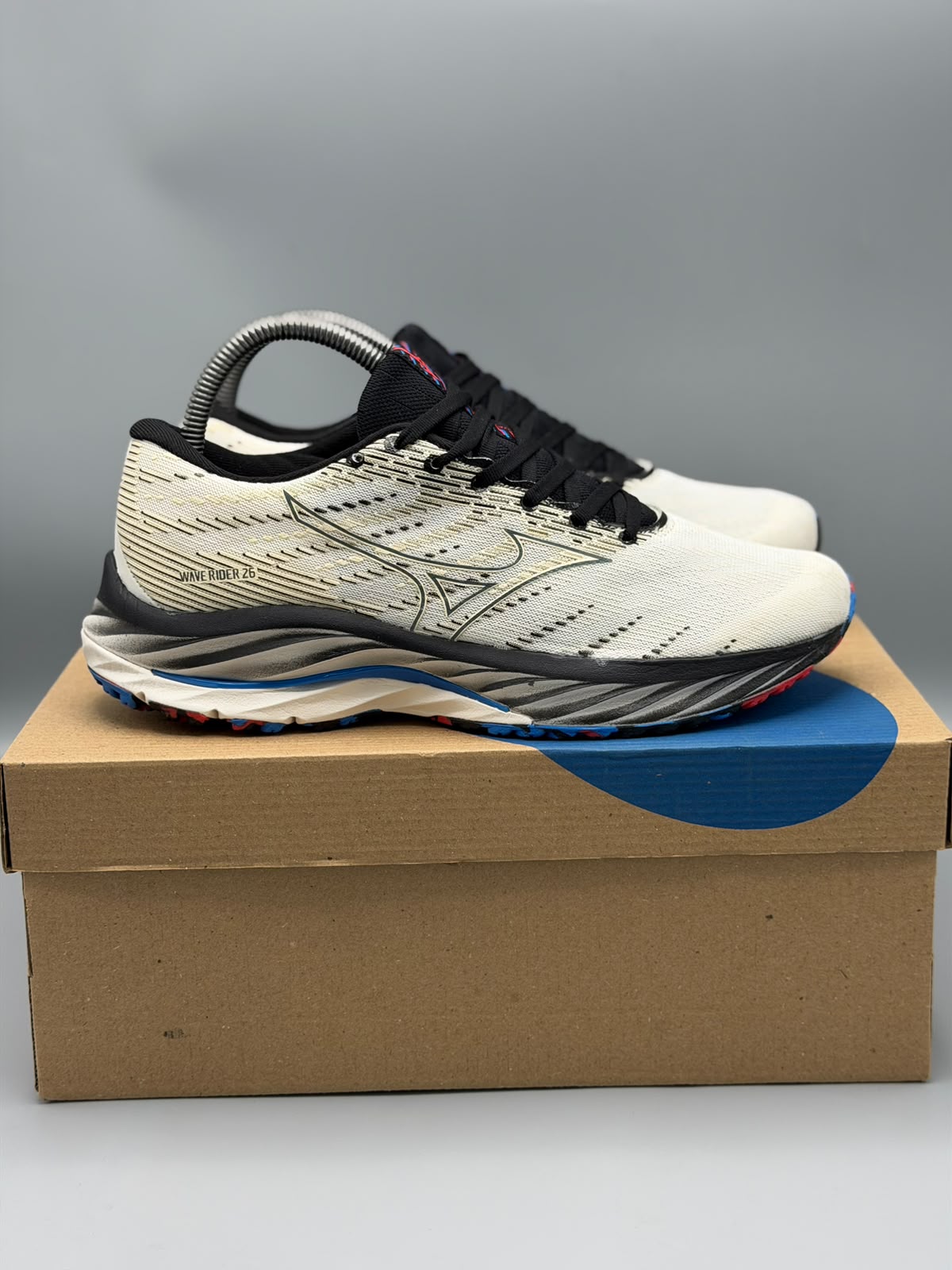 Mizuno Wave Rider 26 – Azul con Naranja / Gris con Amarillo Neón / Crema con Negro