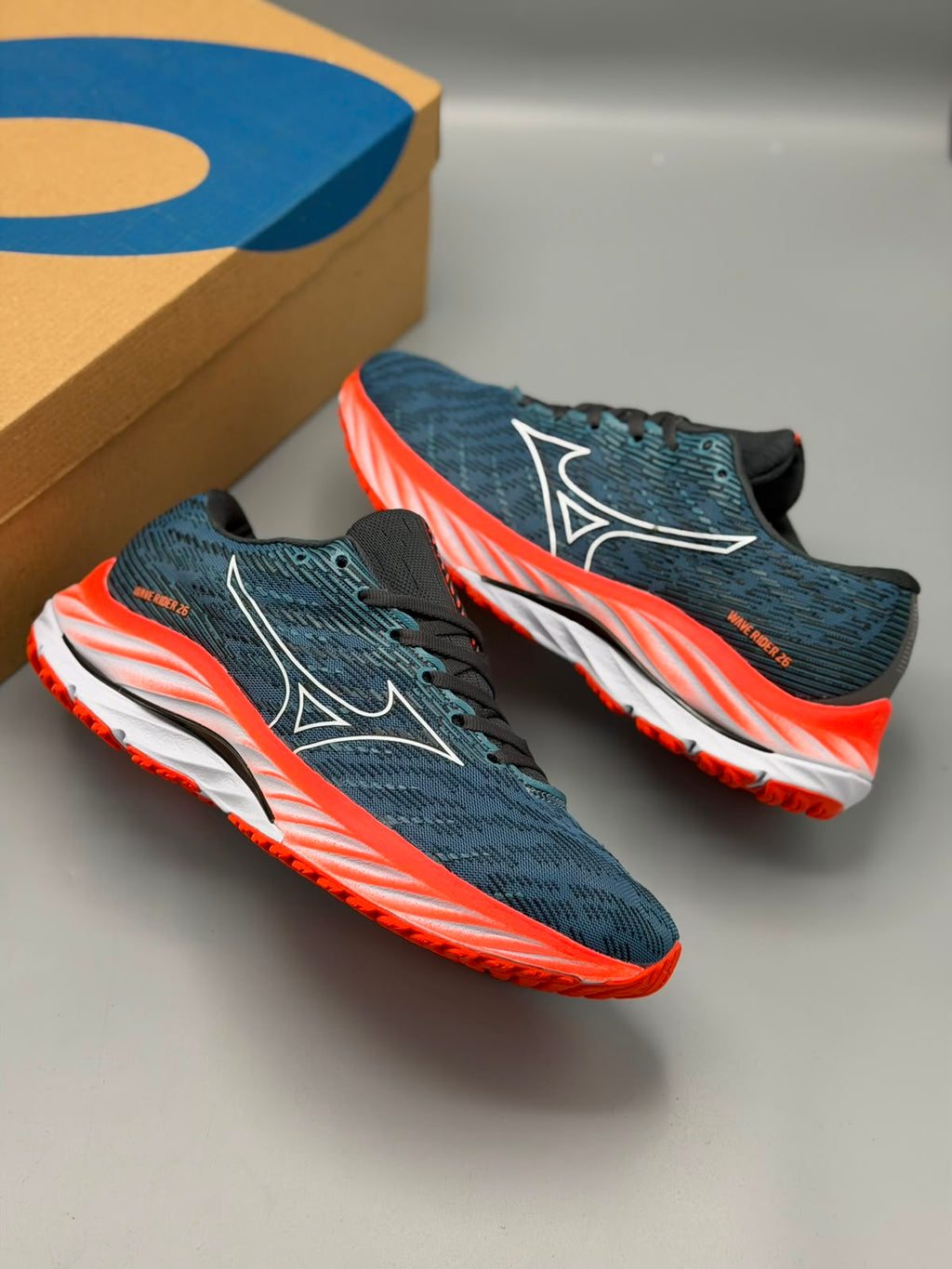 Mizuno Wave Rider 26 – Azul con Naranja / Gris con Amarillo Neón / Crema con Negro