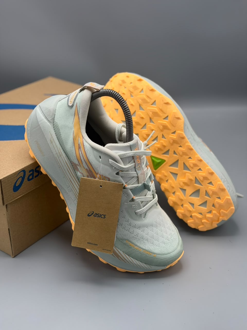 ASICS Trabuco Max 4 – Gris con Naranja / Verde con Naranja / Negro Total