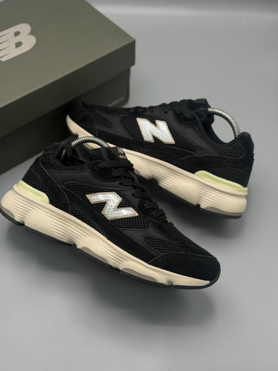 New Balance 509 – Negro con Crema