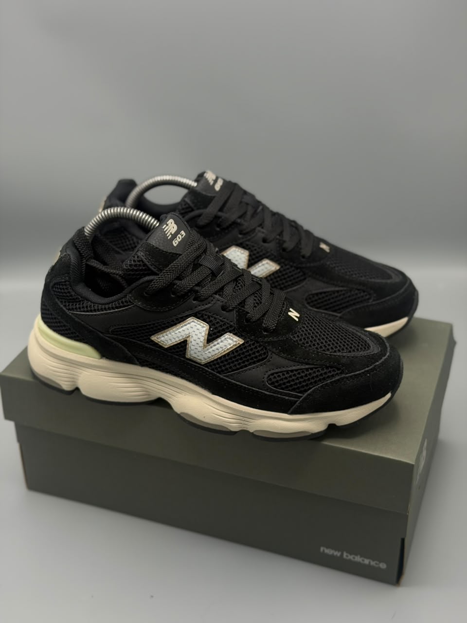 New Balance 509 – Negro con Crema