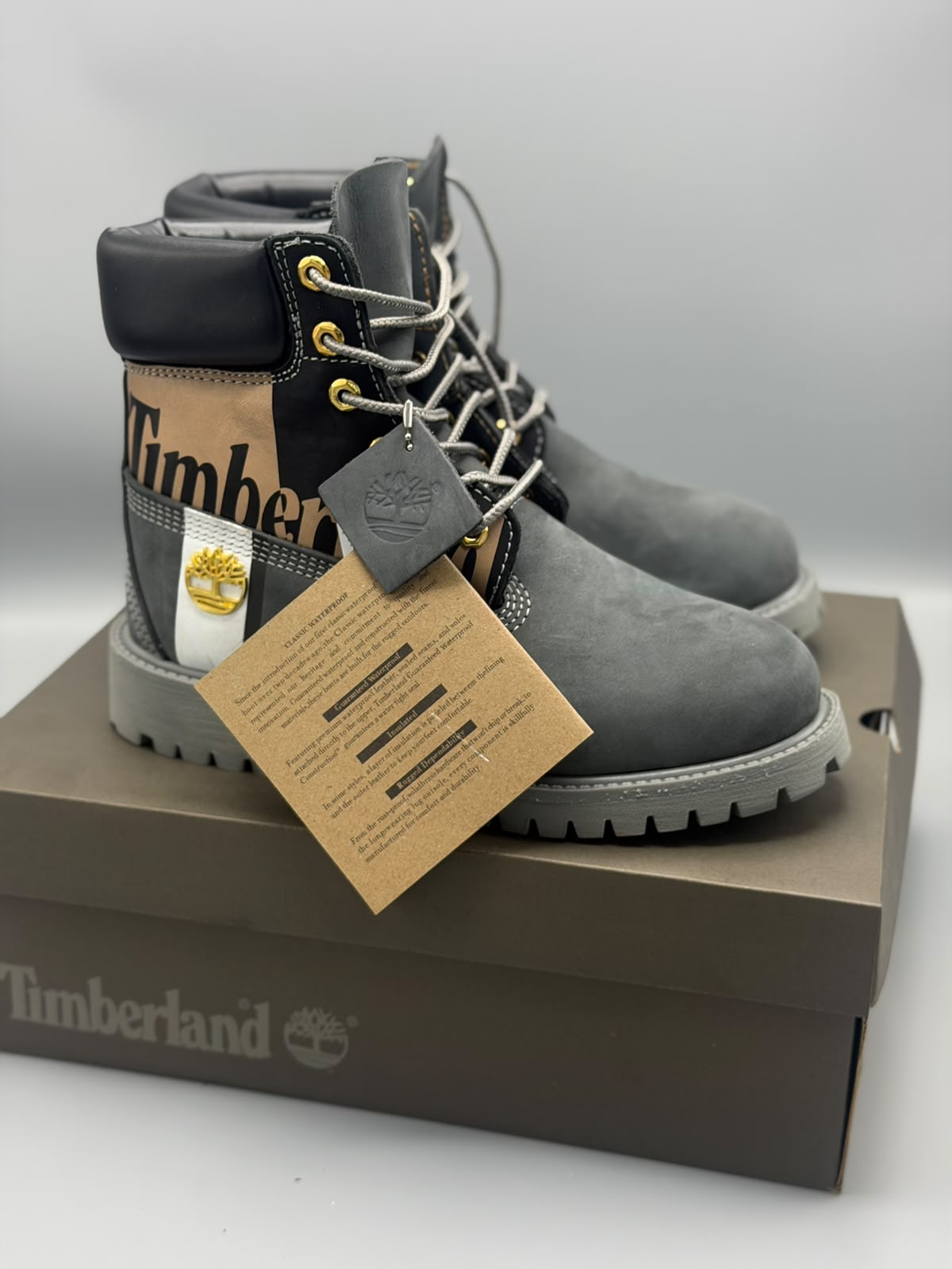 Bota Timberland Premium Logo – Negro / Gris / Blanco con Cafe