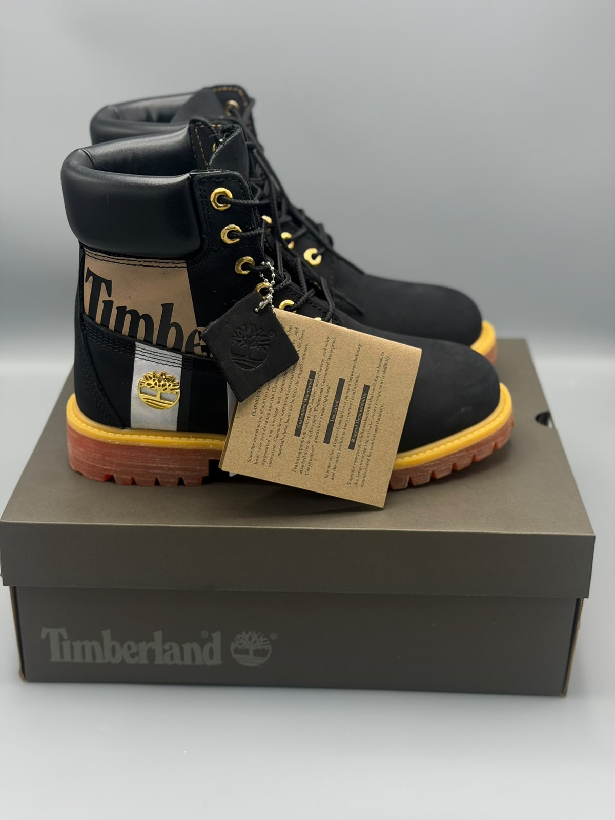 Bota Timberland Premium Logo – Negro / Gris / Blanco con Cafe