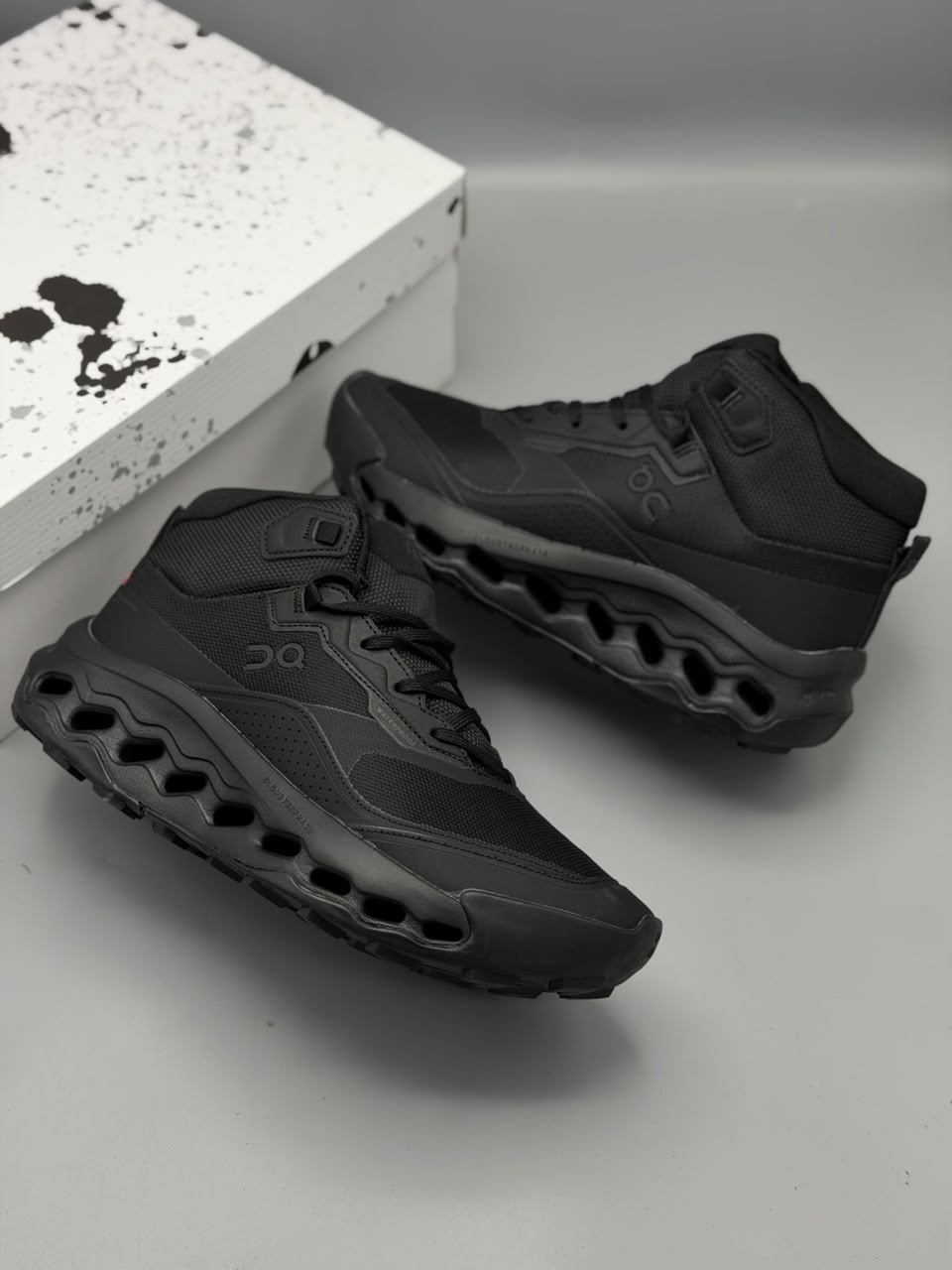 Bota On Cloud Waterproof – Arena con Gris / Negra / Verde Oliva con Beige