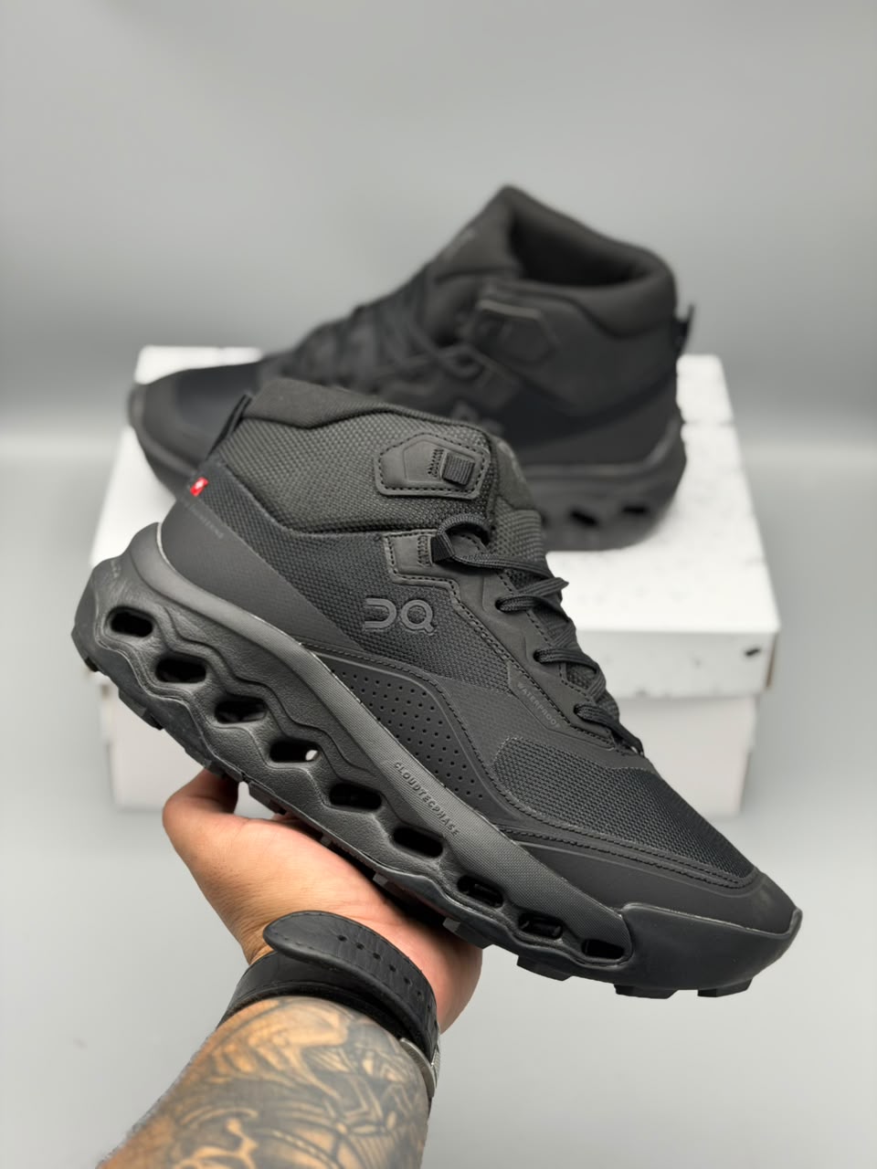 Bota On Cloud Waterproof – Arena con Gris / Negra / Verde Oliva con Beige