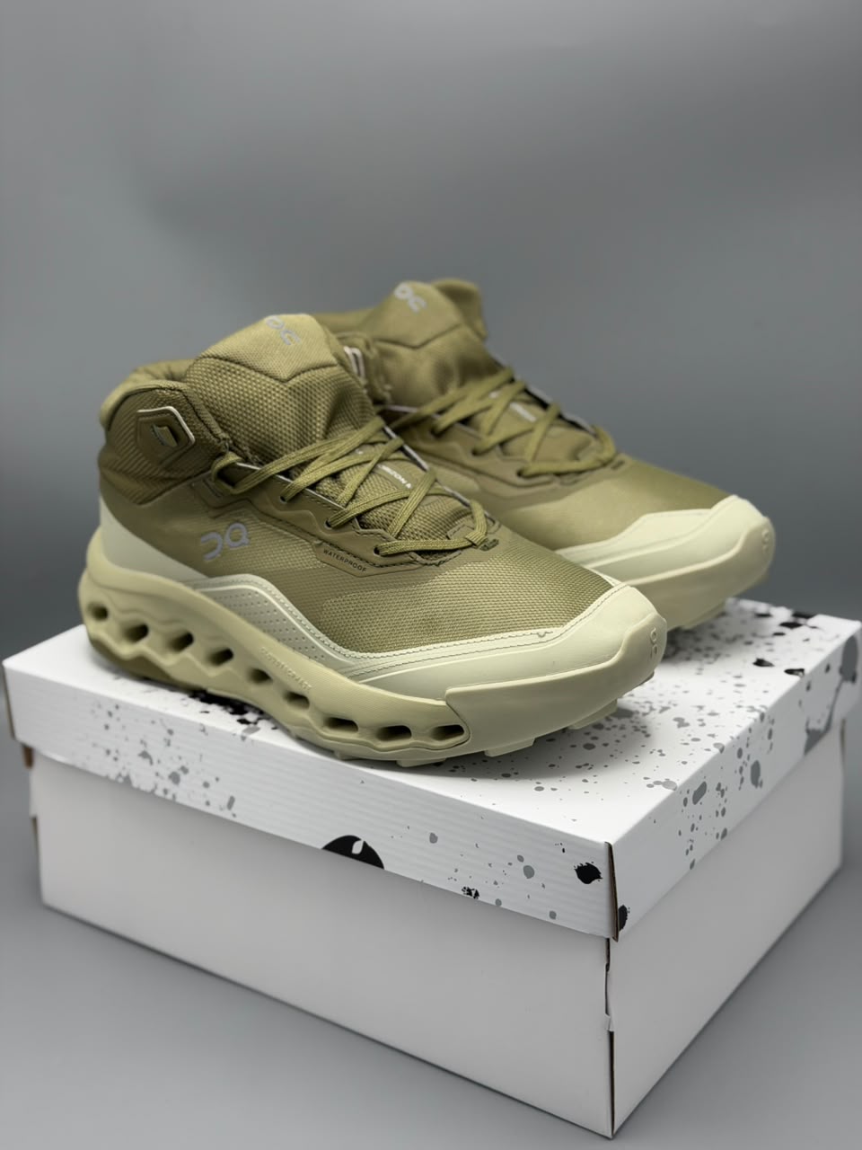 Bota On Cloud Waterproof – Arena con Gris / Negra / Verde Oliva con Beige