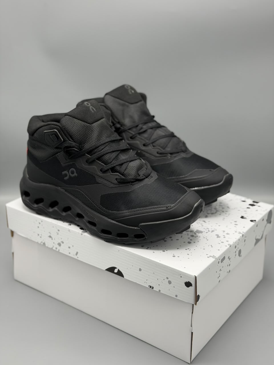 Bota On Cloud Waterproof – Arena con Gris / Negra / Verde Oliva con Beige