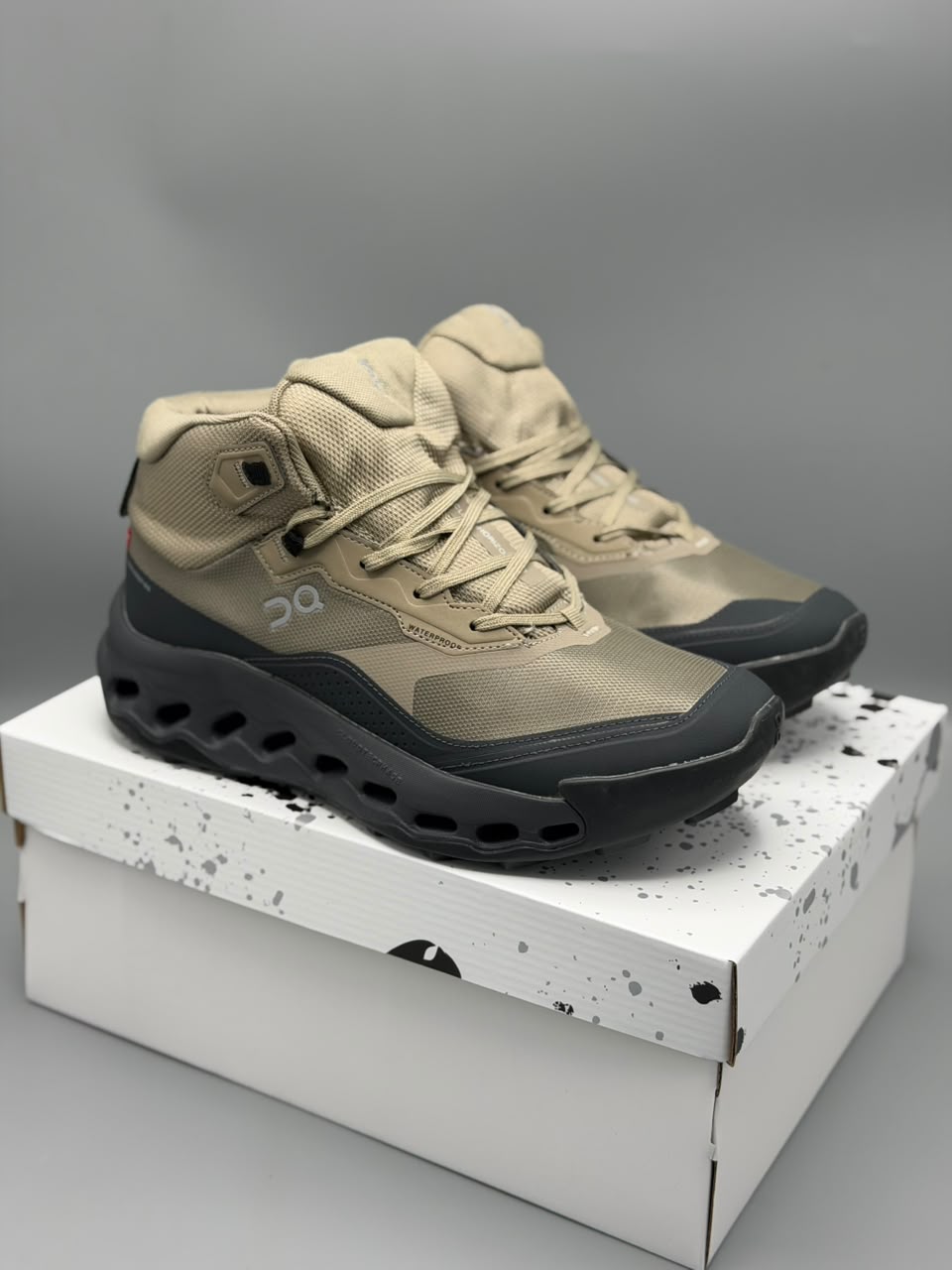 Bota On Cloud Waterproof – Arena con Gris / Negra / Verde Oliva con Beige