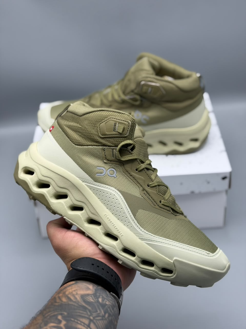 Bota On Cloud Waterproof – Arena con Gris / Negra / Verde Oliva con Beige