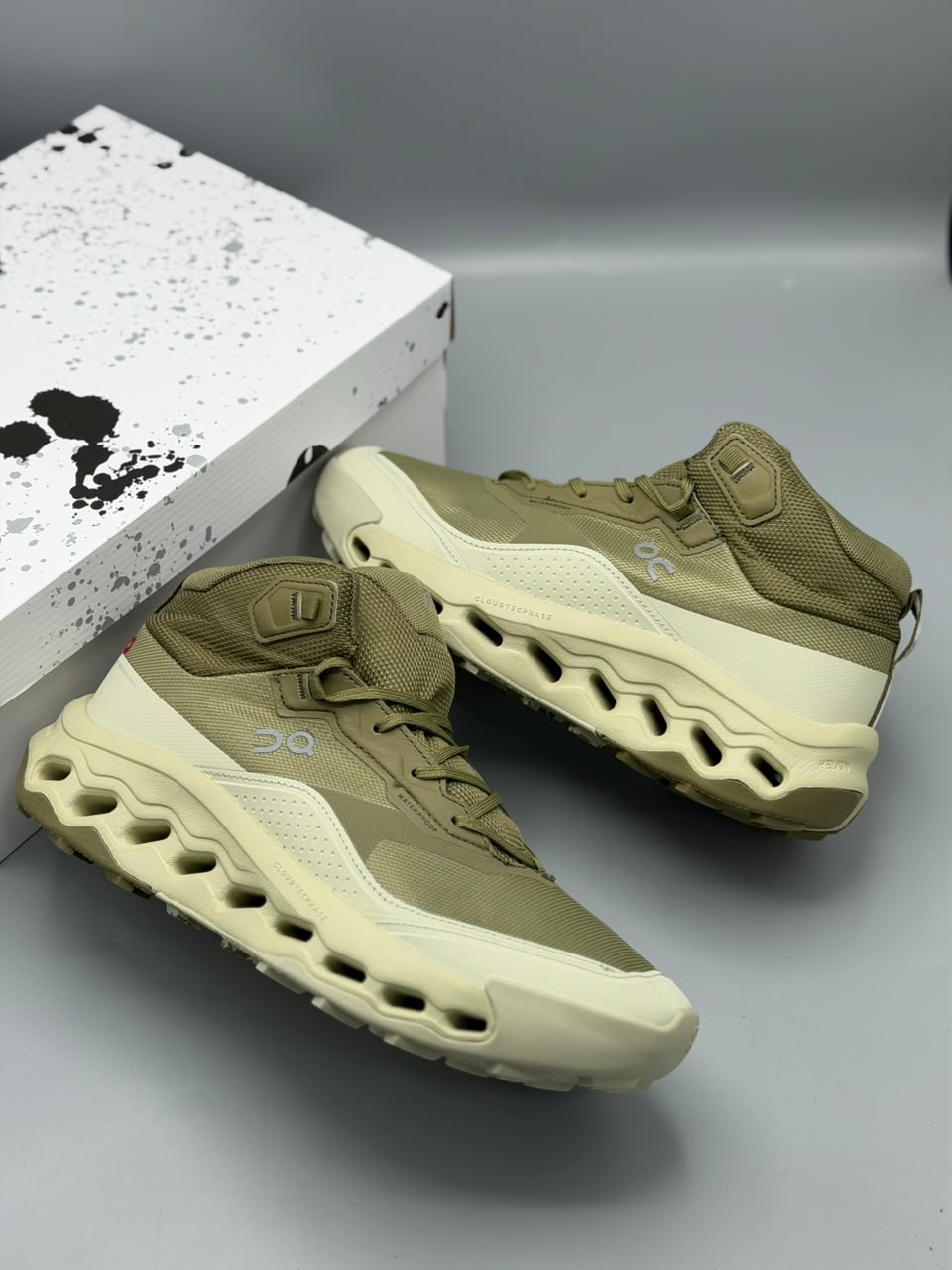 Bota On Cloud Waterproof – Arena con Gris / Negra / Verde Oliva con Beige