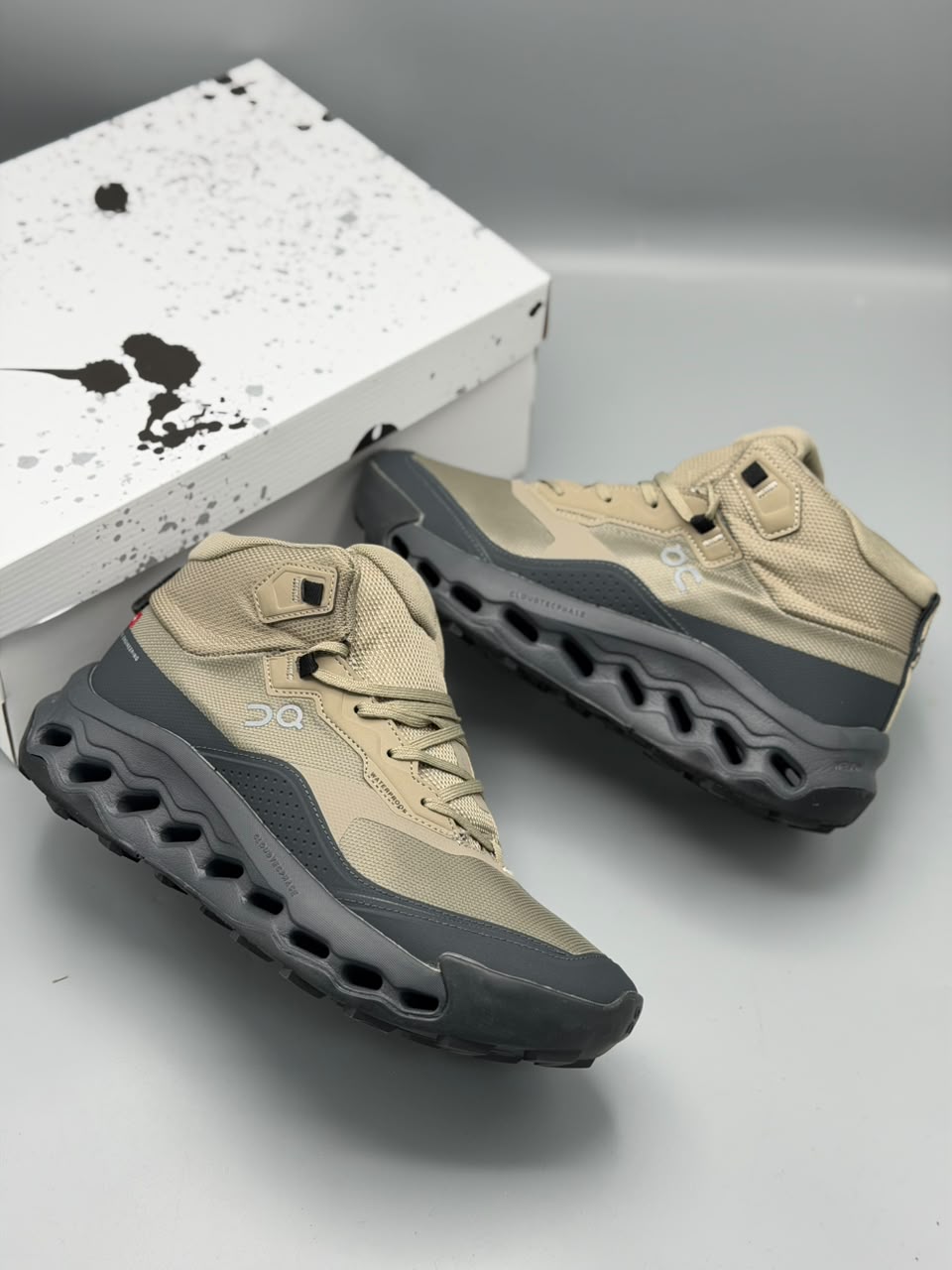 Bota On Cloud Waterproof – Arena con Gris / Negra / Verde Oliva con Beige