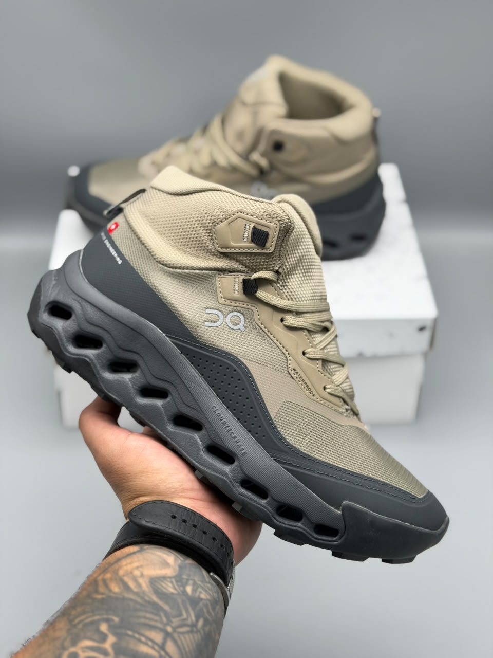 Bota On Cloud Waterproof – Arena con Gris / Negra / Verde Oliva con Beige