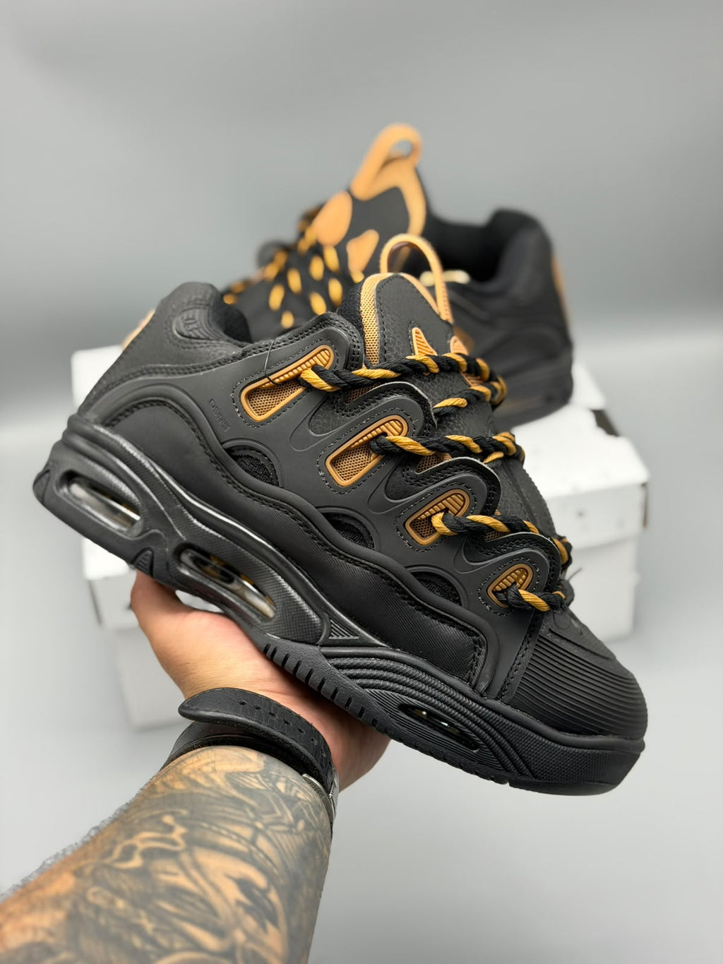 Osiris D3 – Negro / Dorado