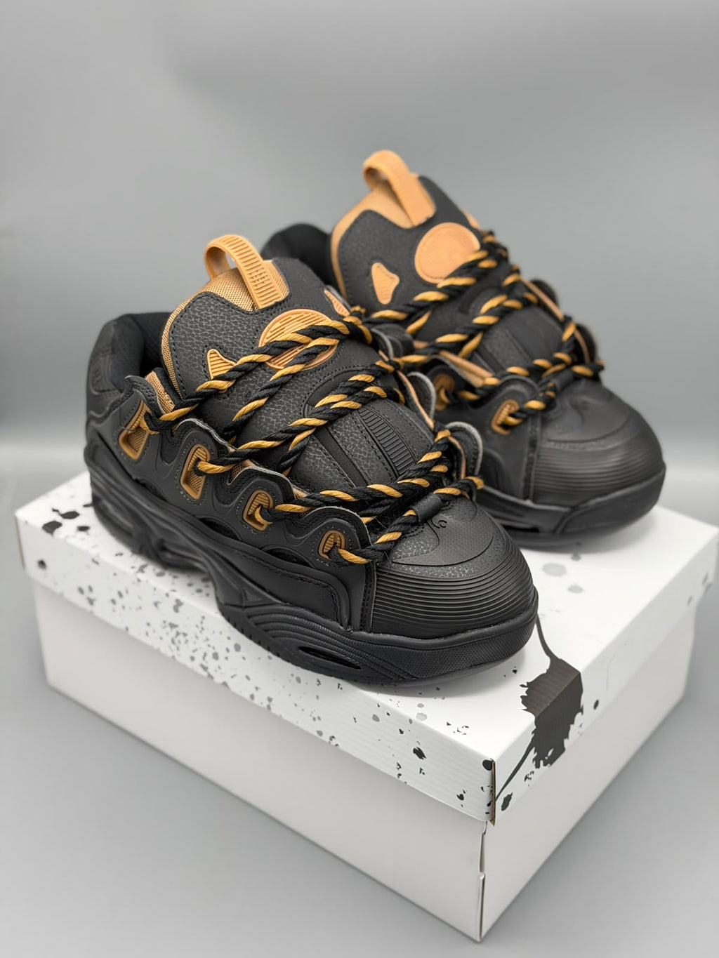 Osiris D3 – Negro / Dorado