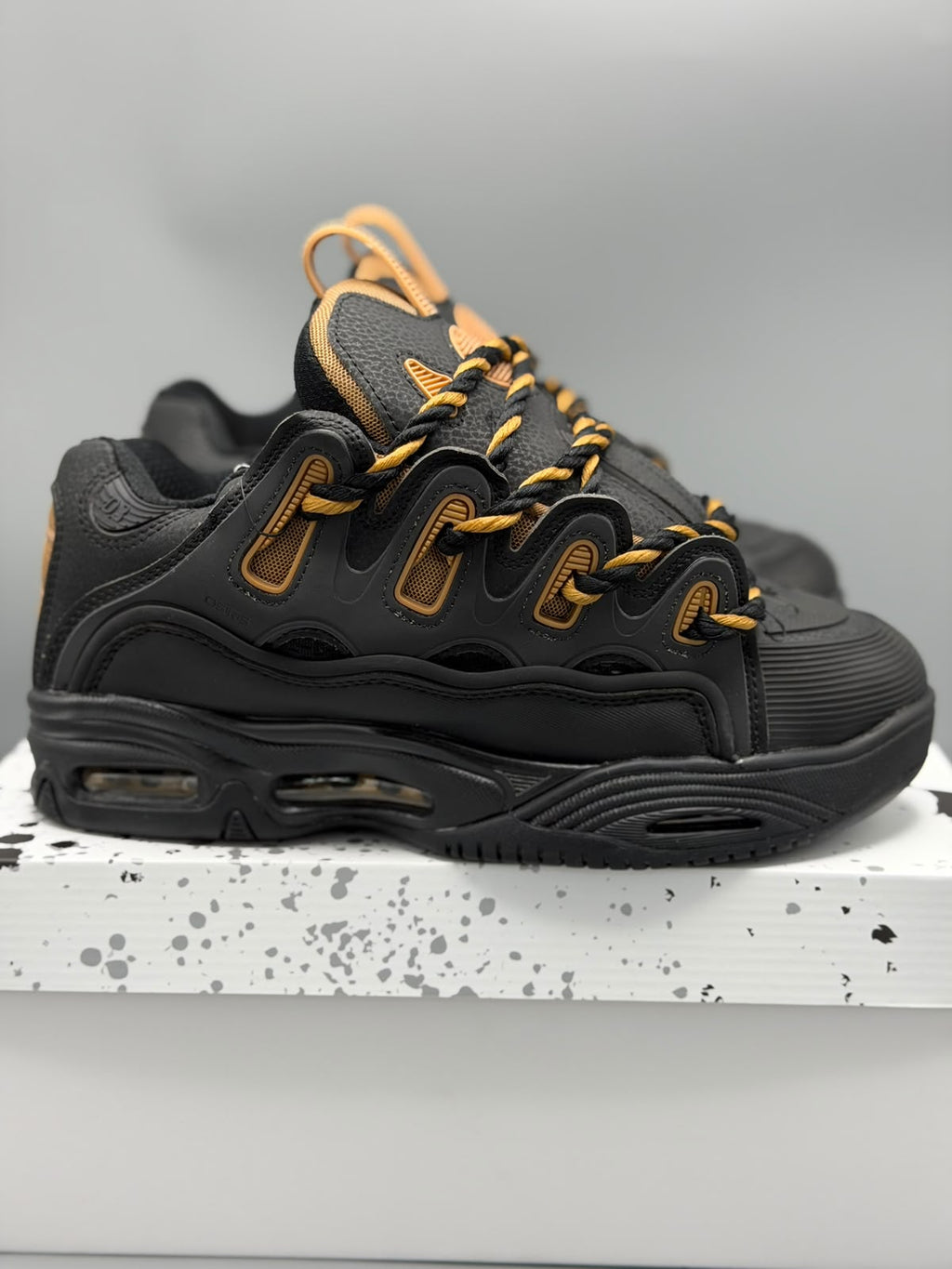 Osiris D3 – Negro / Dorado