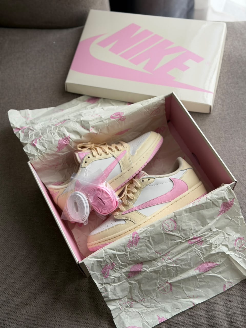 Air Jordan 1 Low x Travis Scott – Crema, Blanco y Rosa | Calidad G5